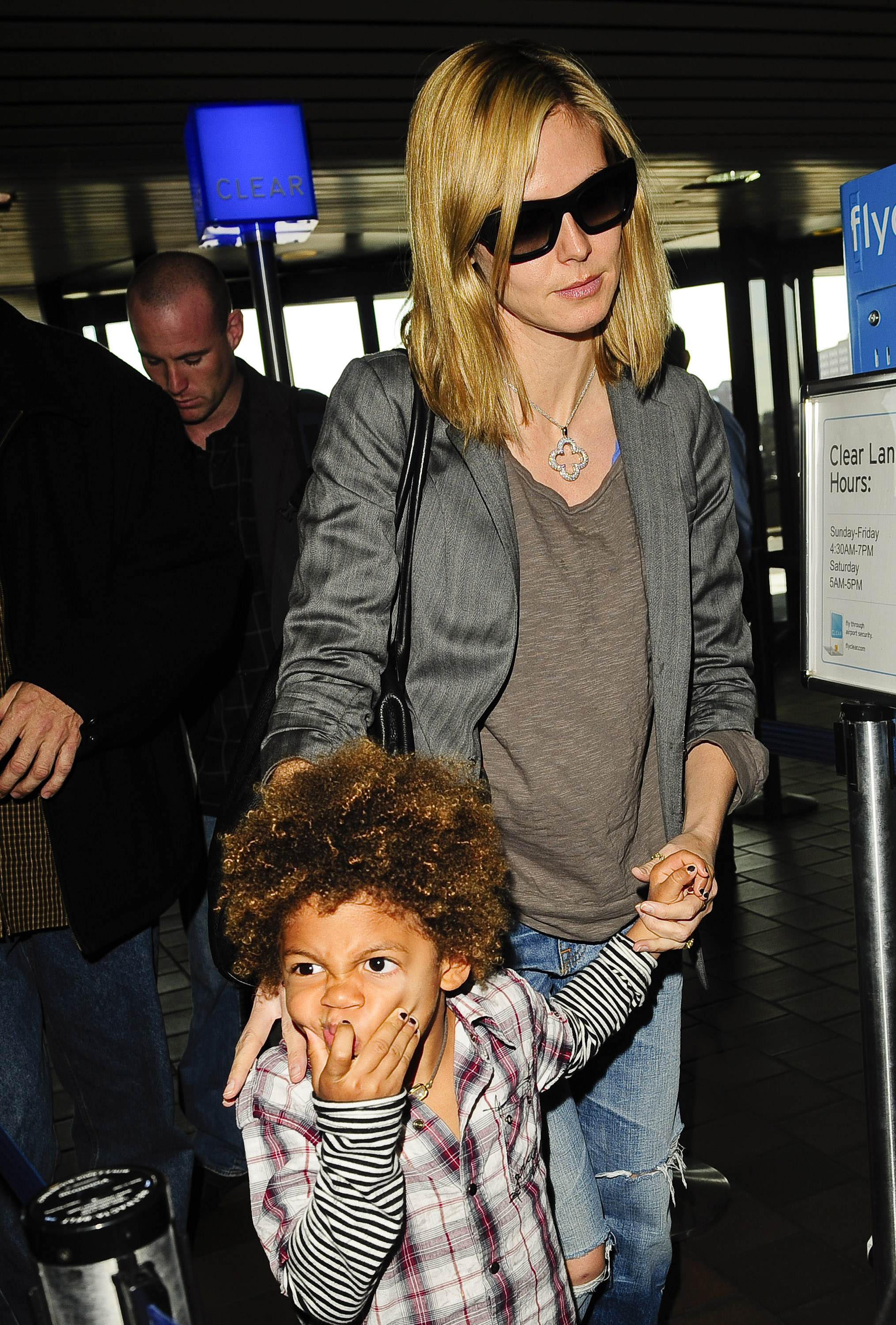 Heidi Klum et son fils Henry Samuel vus à l'aéroport LaGuardia de New York le 17 avril 2009. | Source : Getty Images