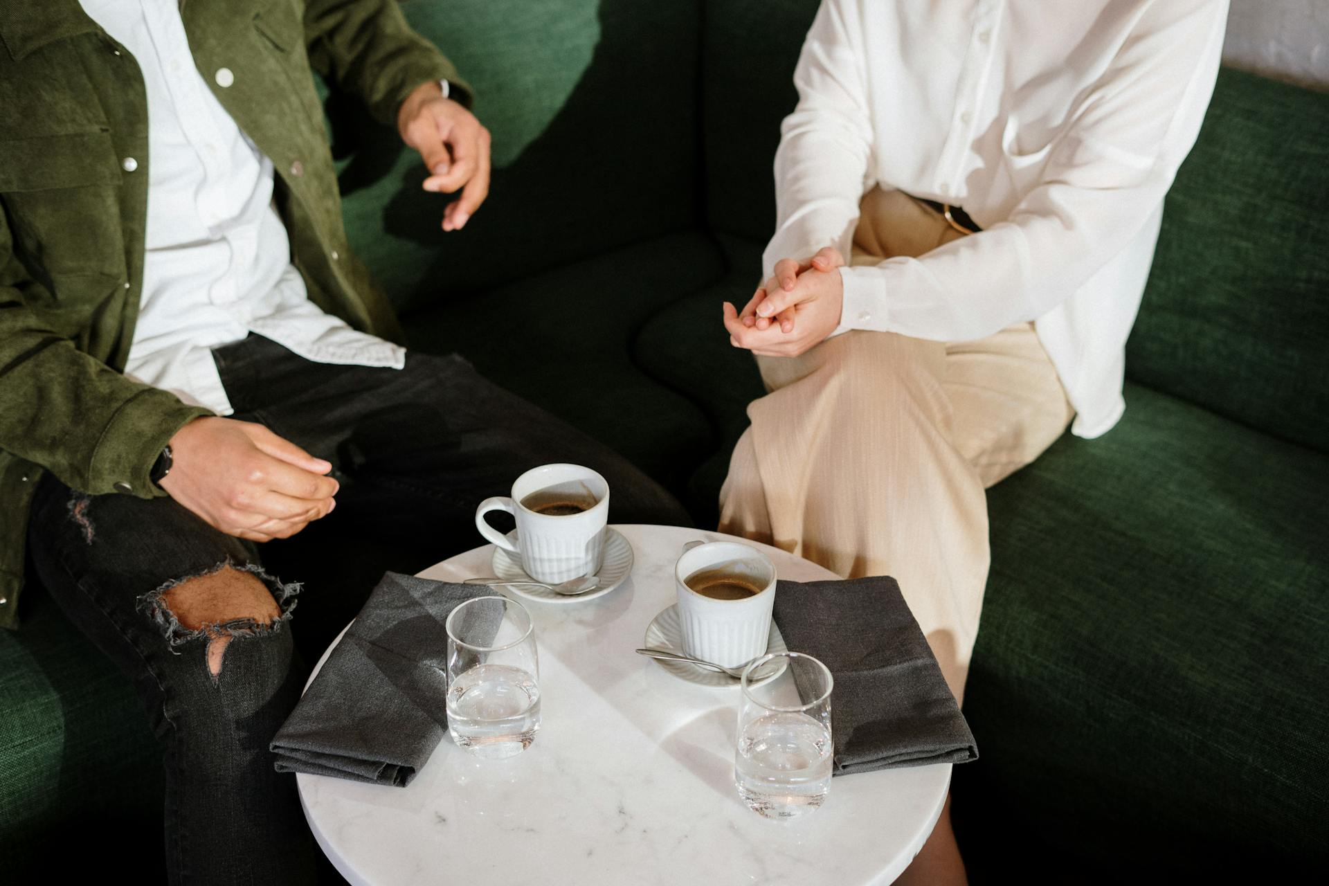 Un couple assis ensemble et buvant du café | Source : Pexels