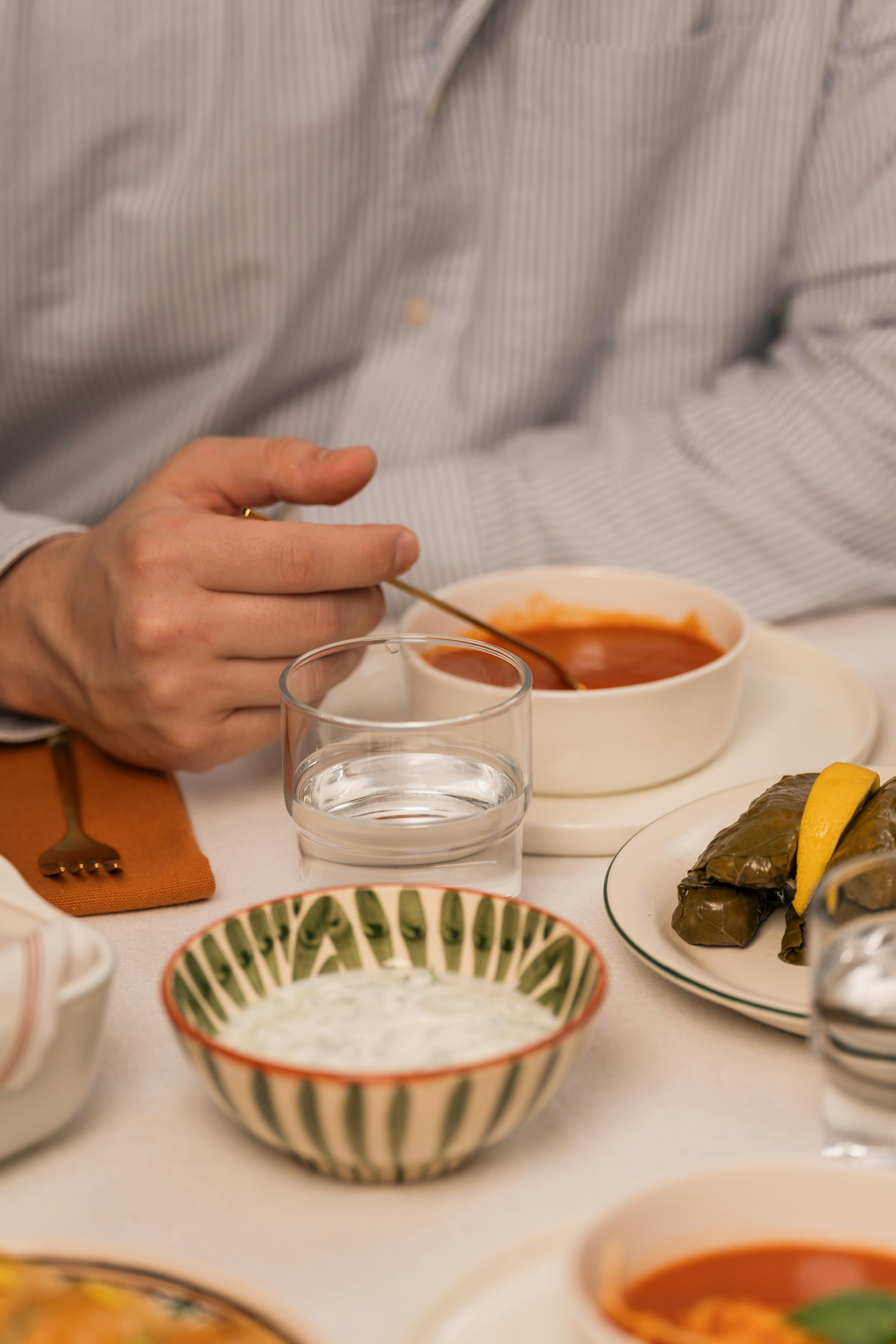 Un homme qui mange Source : Pexels