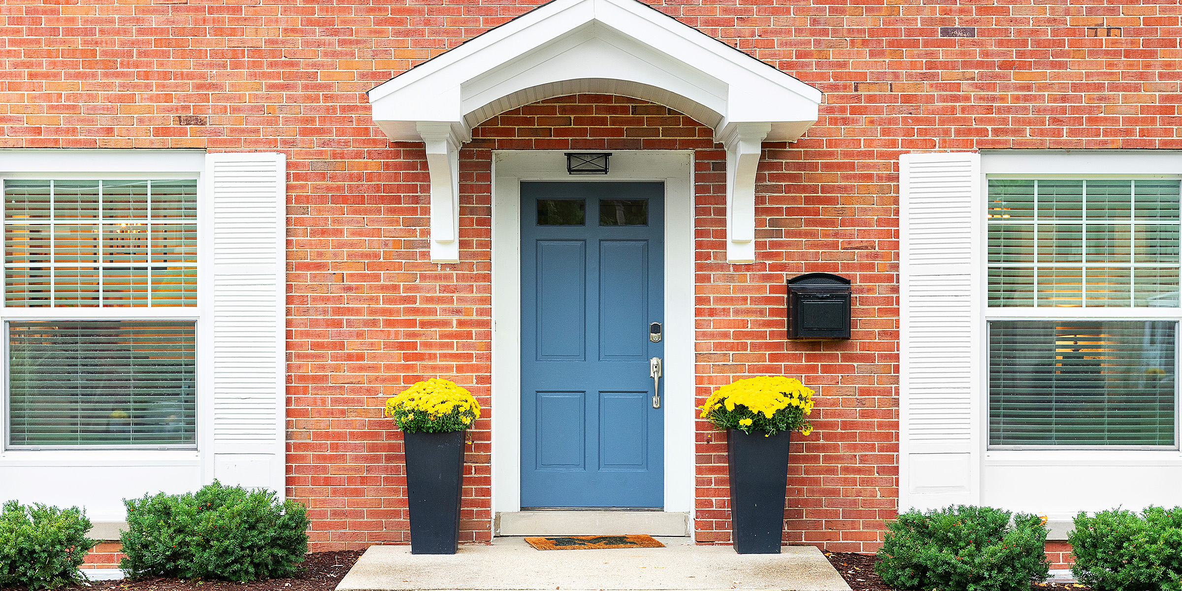 La porte d'entrée d'une maison | Source : Shutterstock
