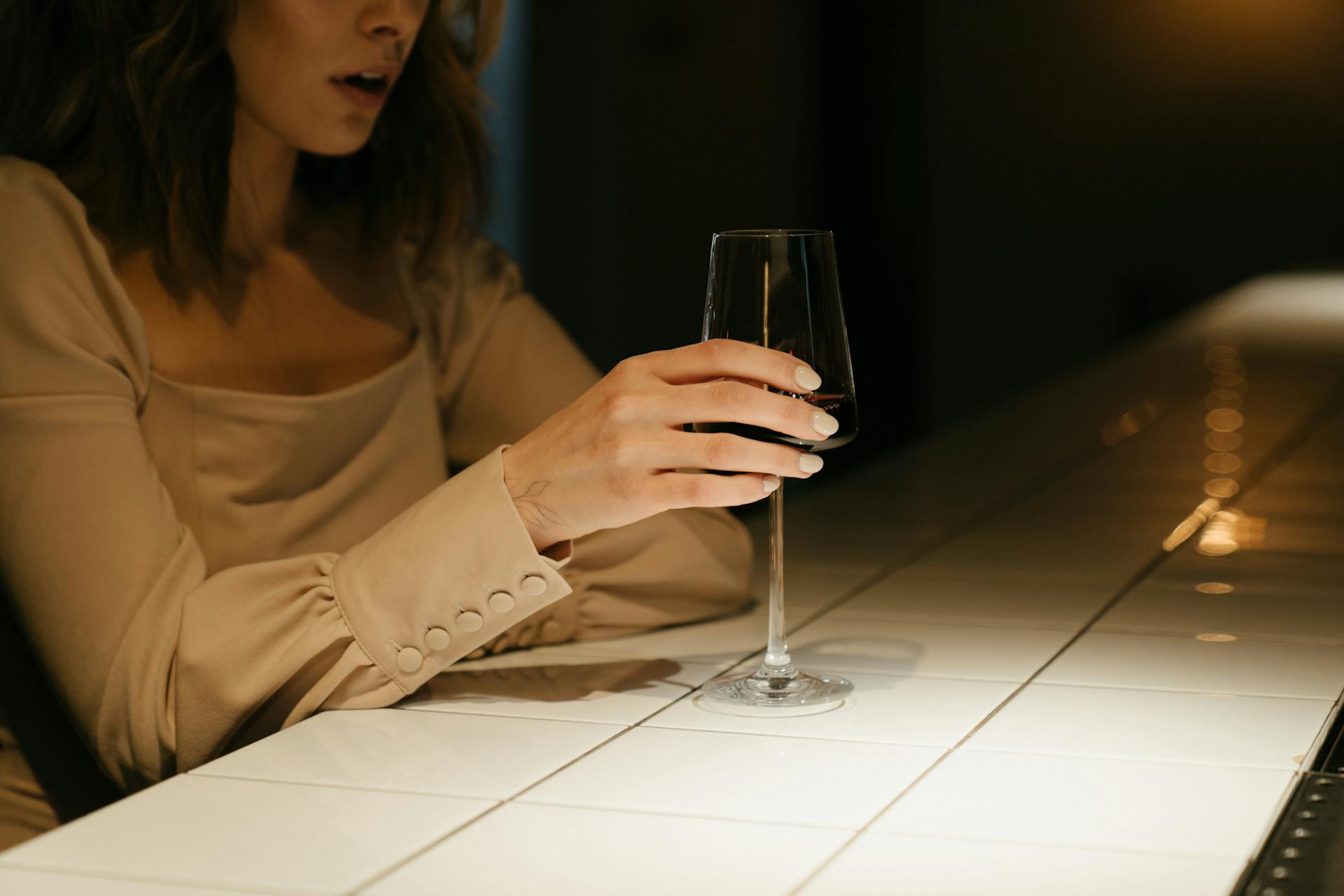 Une femme tenant un verre de vin | Source : Pexels