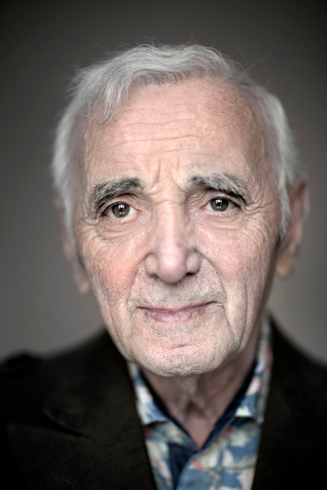 Le chanteur français Charles Aznavour photographié à Madrid, Espagne. | Photo : Getty Images