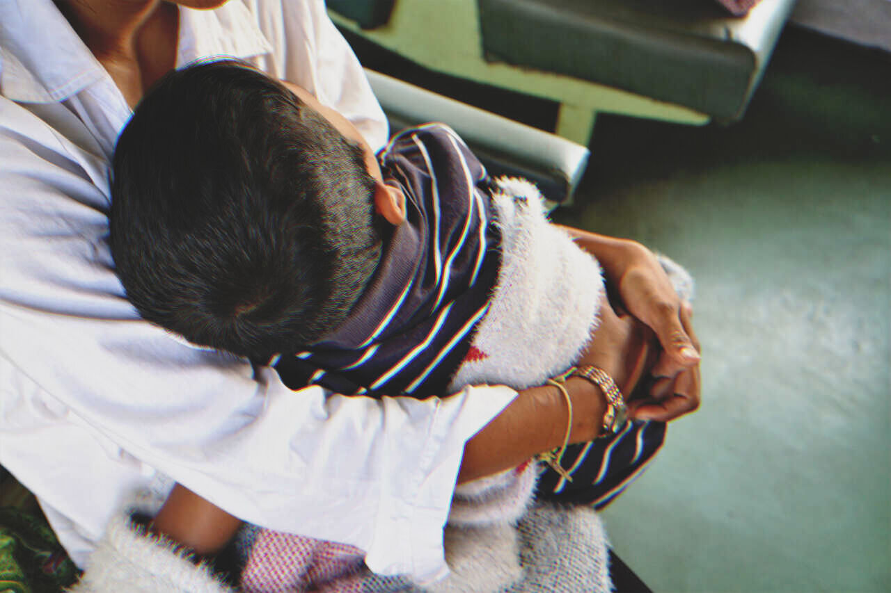 Femme tenant un petit garçon | Source : Shutterstock