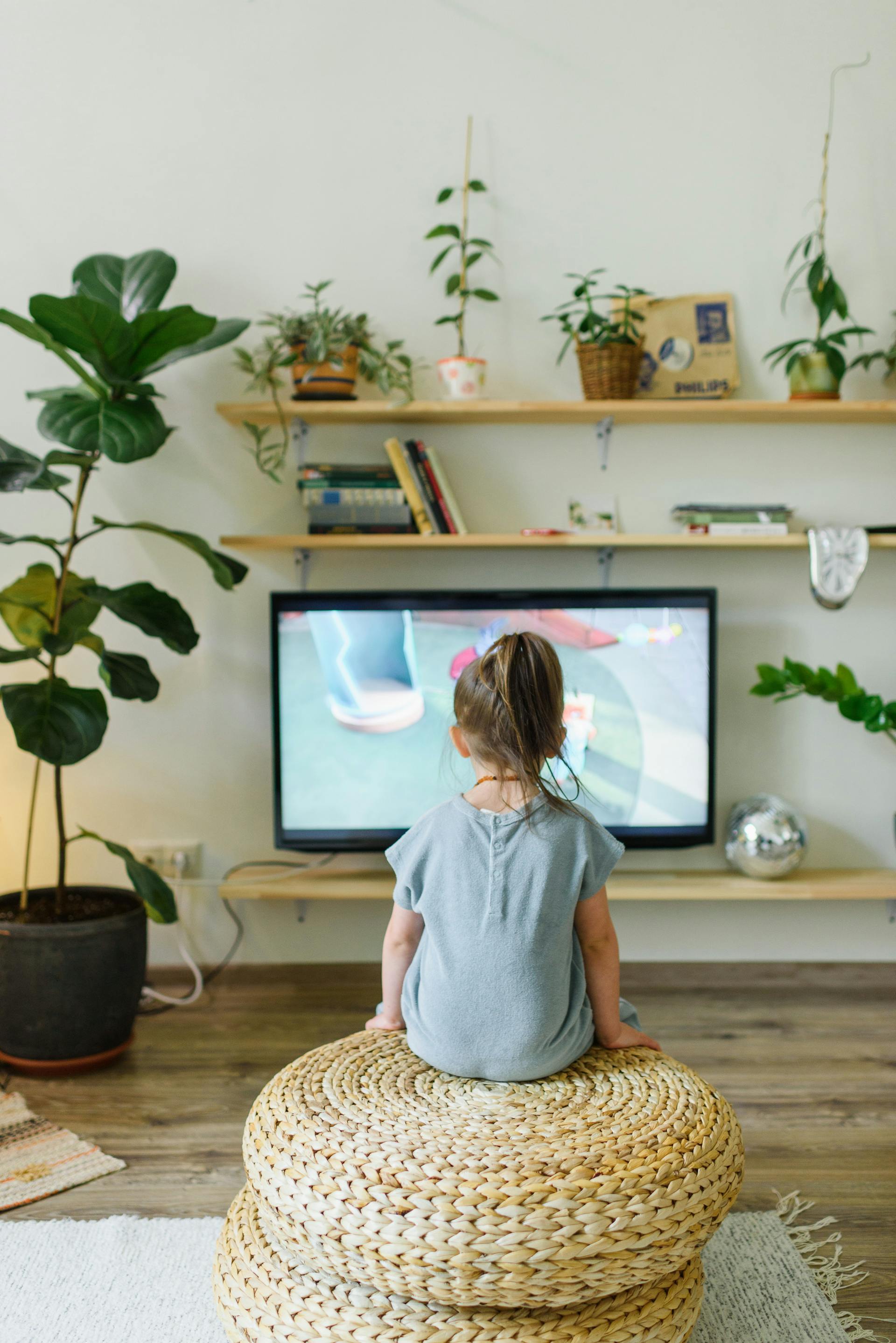 Un enfant qui regarde la télévision | Source : Pexels
