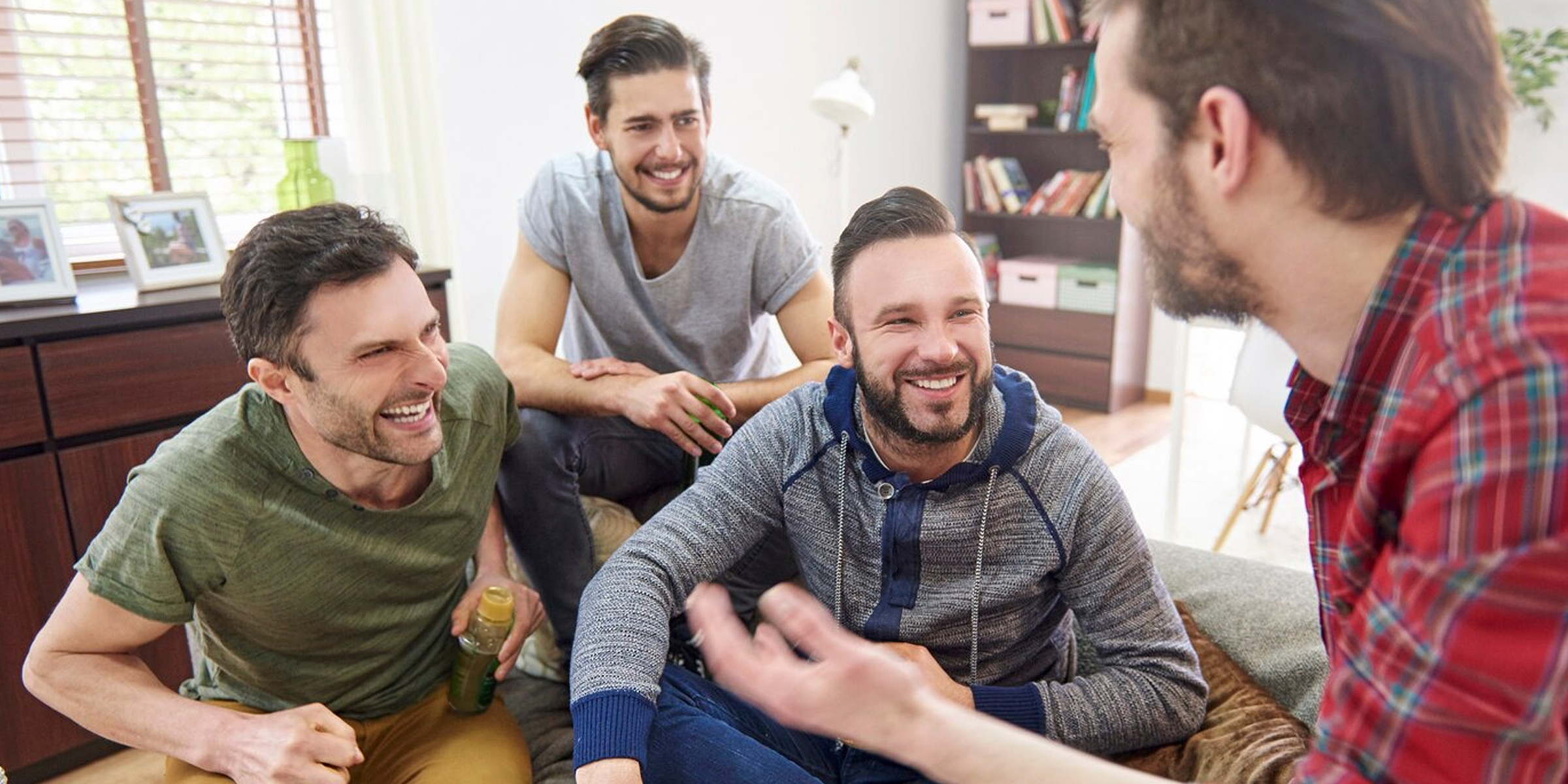 Un groupe d'hommes en train de rire | Source : Freepik