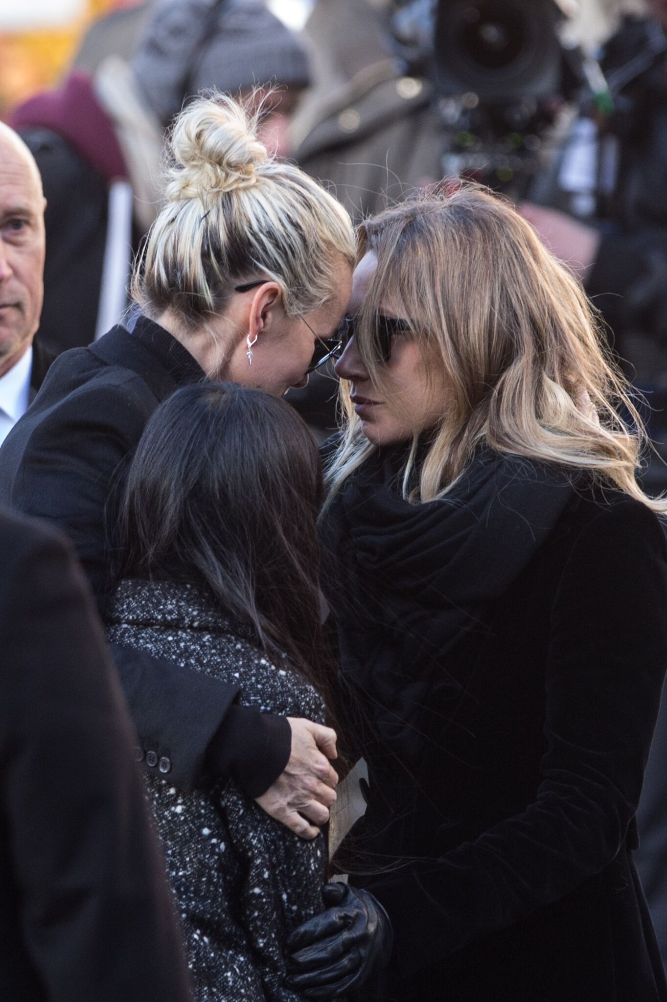 Laeticia Hallyday et Laura Smet durant l'hommage populaire rendu à Johnny. l Source : Getty Images