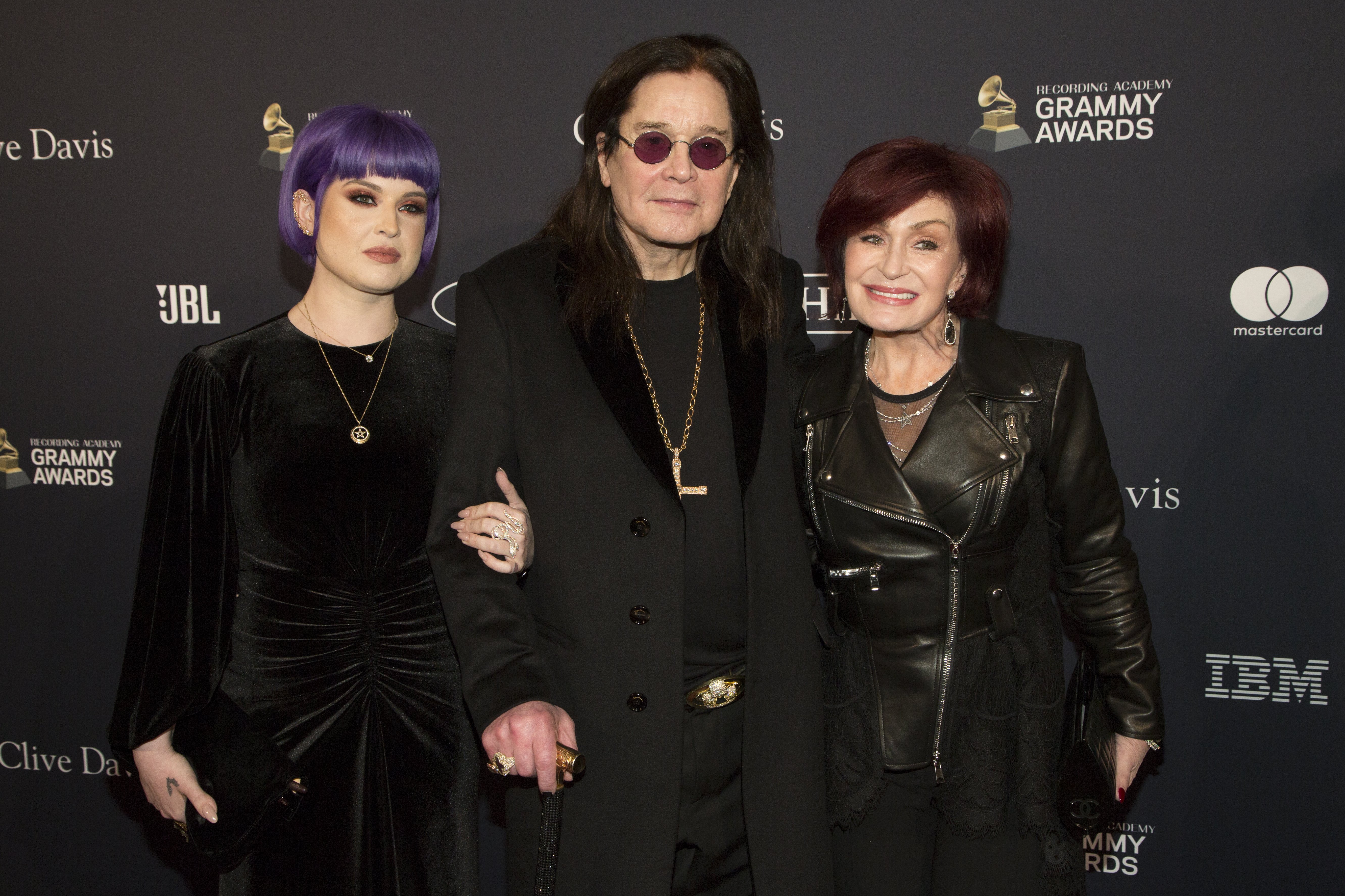 Kelly Osbourne et ses parents Ozzy Osbourne et Sharon Osbourne assistent au gala pré-Grammy à l'hôtel Beverly Hilton le 25 janvier 2020 à Beverly Hills, en Californie.┃Source : Getty Images