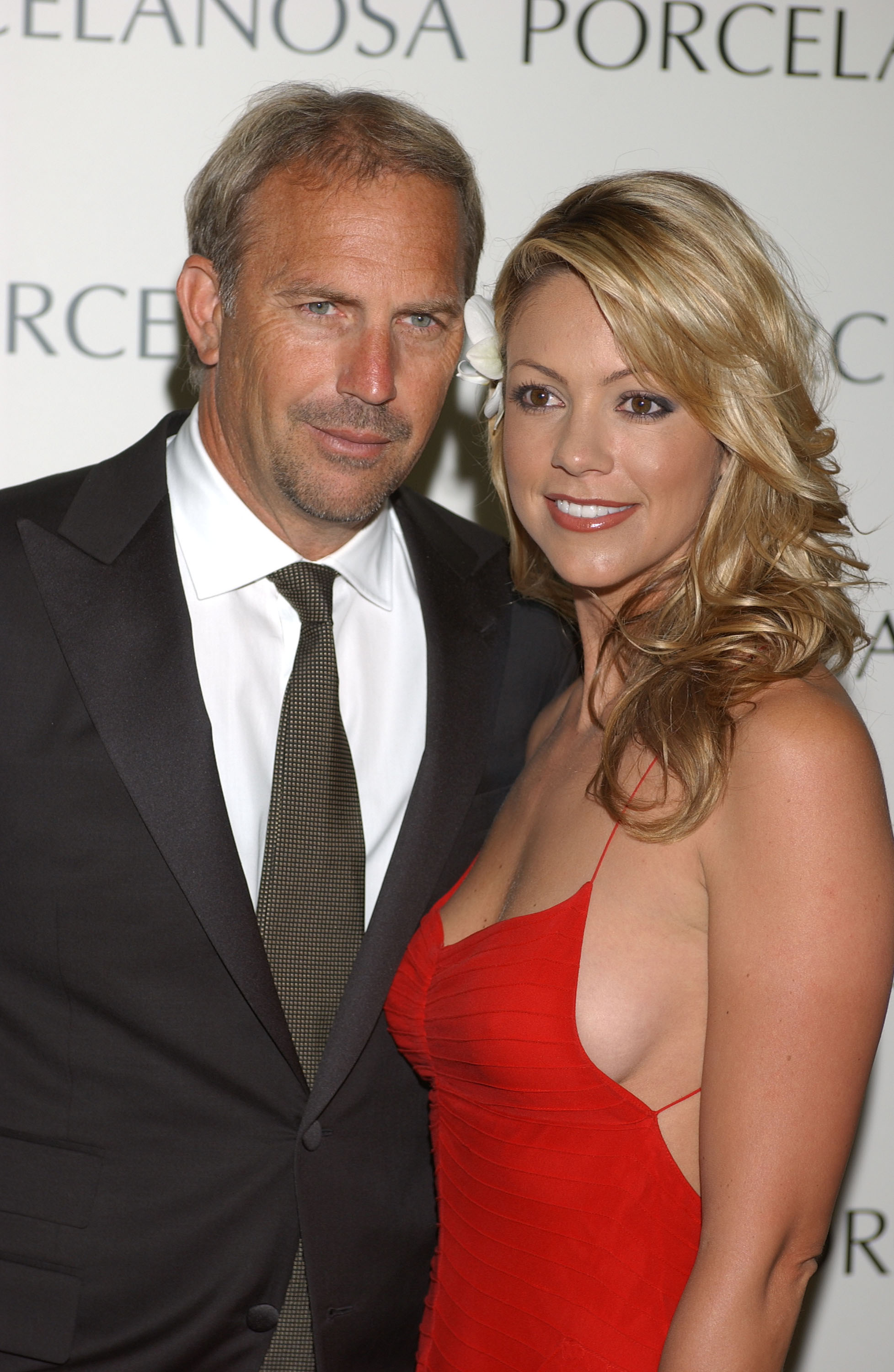 Kevin Costner et Christine Baumgartner président l'ouverture du nouveau magasin "Porcelanosa" à Madrid, Espagne, le 5 mai 2005. | Source : Getty Images