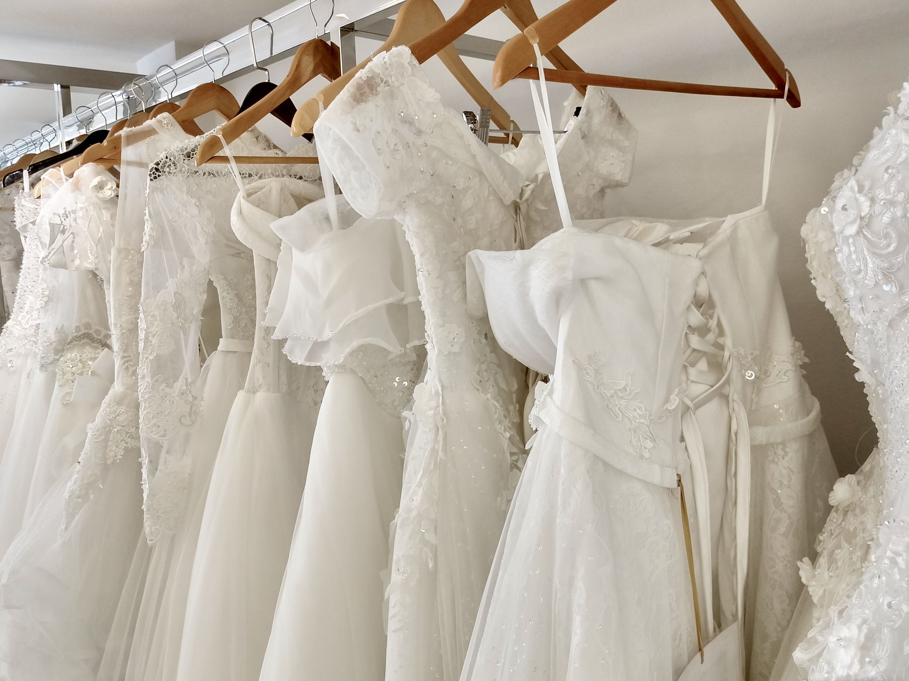 Robes de mariée sur un présentoir | Source : Getty Images