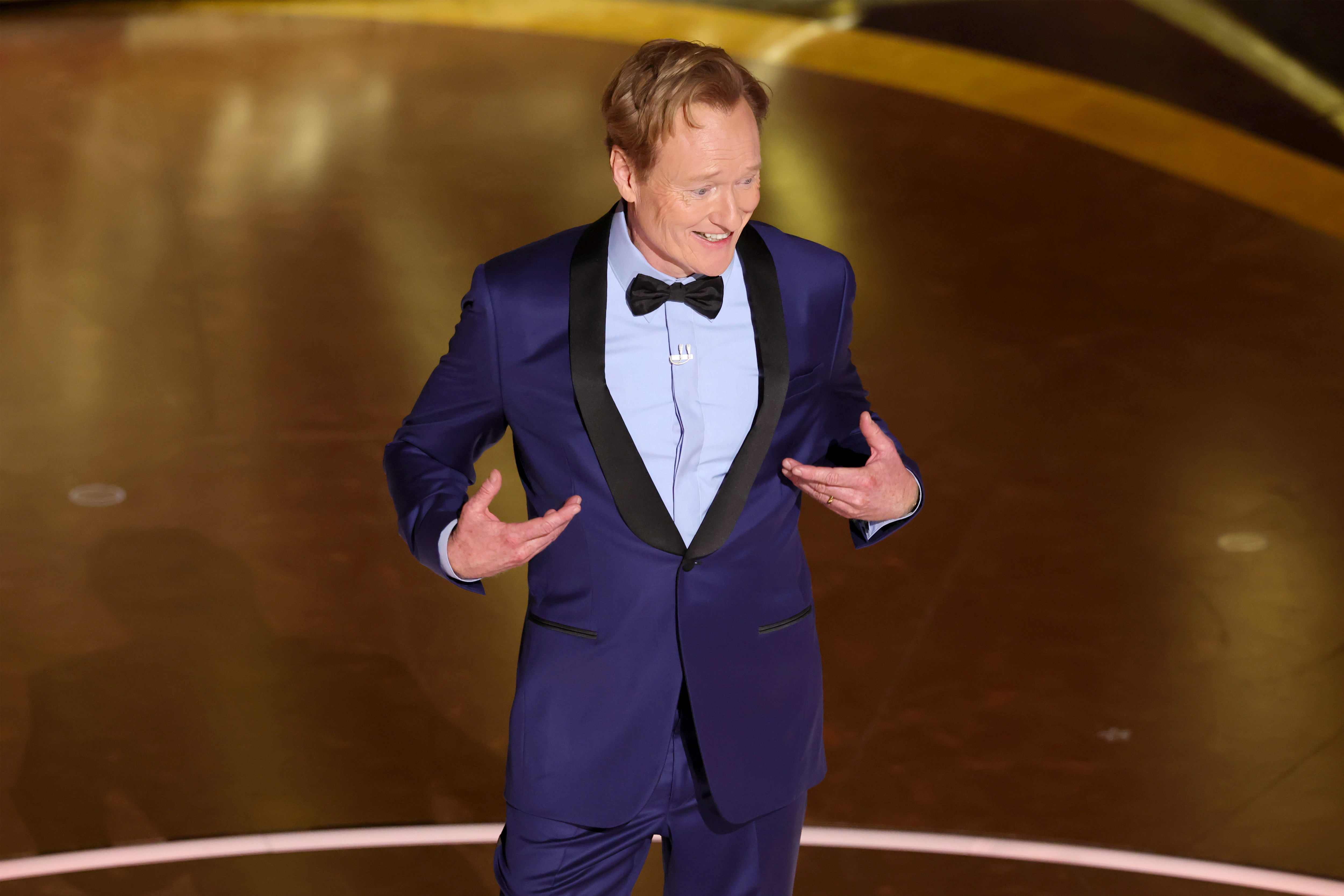 Conan O'Brien parle sur scène lors de la 97e cérémonie annuelle des Oscars au Dolby Theatre à Hollywood, Californie, le 2 mars 2025 | Source : Getty Images