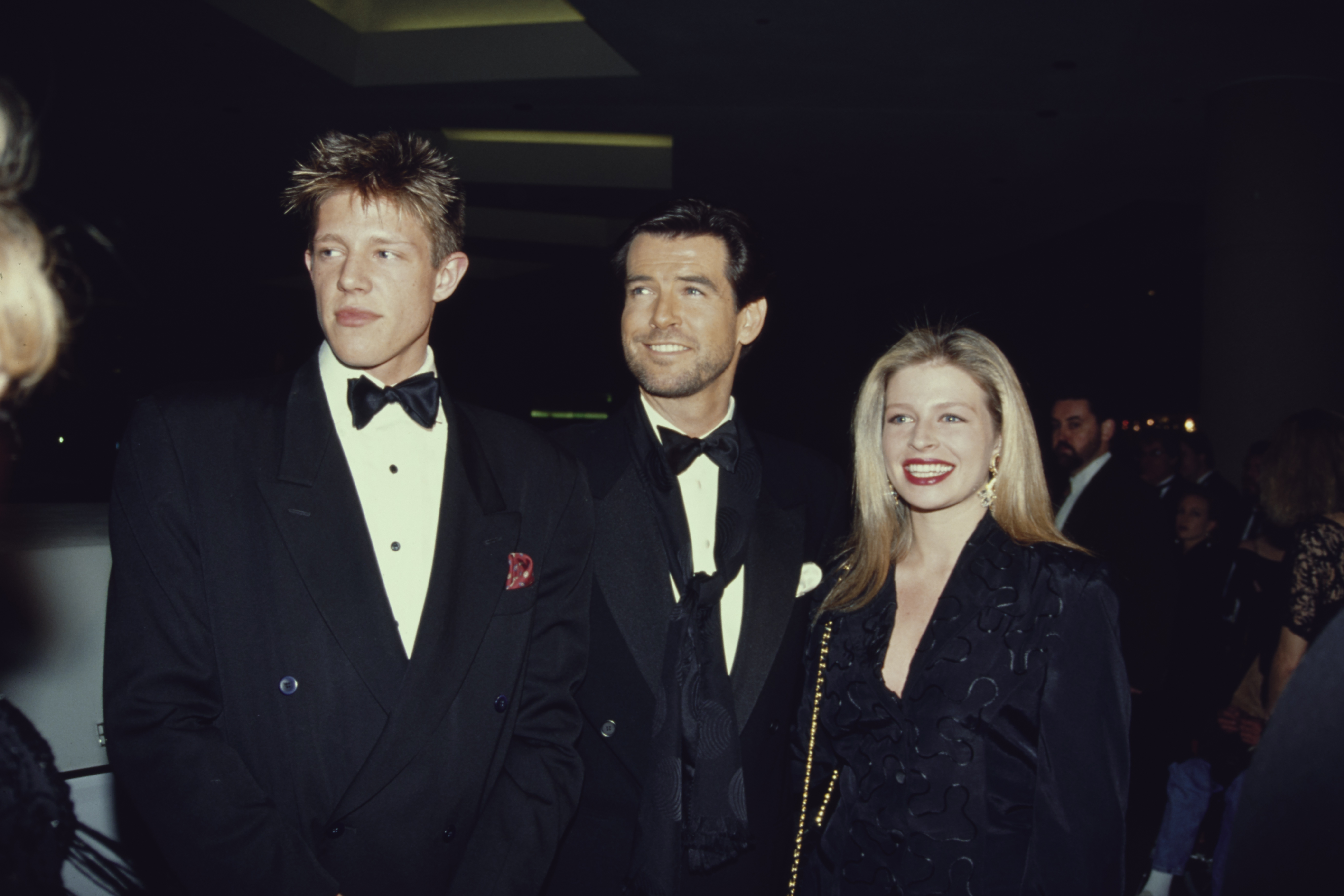 Pierce Brosnan avec ses enfants Christopher et Charlotte Harris aux Golden Globes en 1992 en Californie | Source : Getty Images