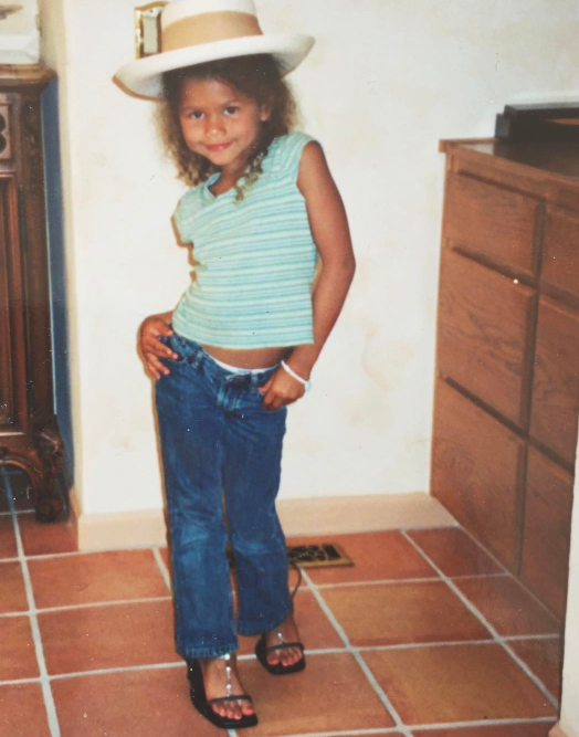 Certains aspects de son enfance laissaient déjà entrevoir qu'elle avait le talent brut pour devenir une star mondiale. Sur cette photo, elle pose avec un chapeau de cow-boy dans un salon, pour une photo souvenir publiée le 6 mars 2017. | Source : Instagram/zendaya