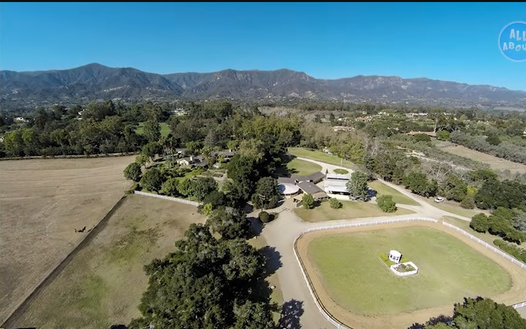 Vue d'ensemble des vastes terrains d'Oprah Winfrey à Montecito, en Californie | Source : YouTube@FamousEntertainment