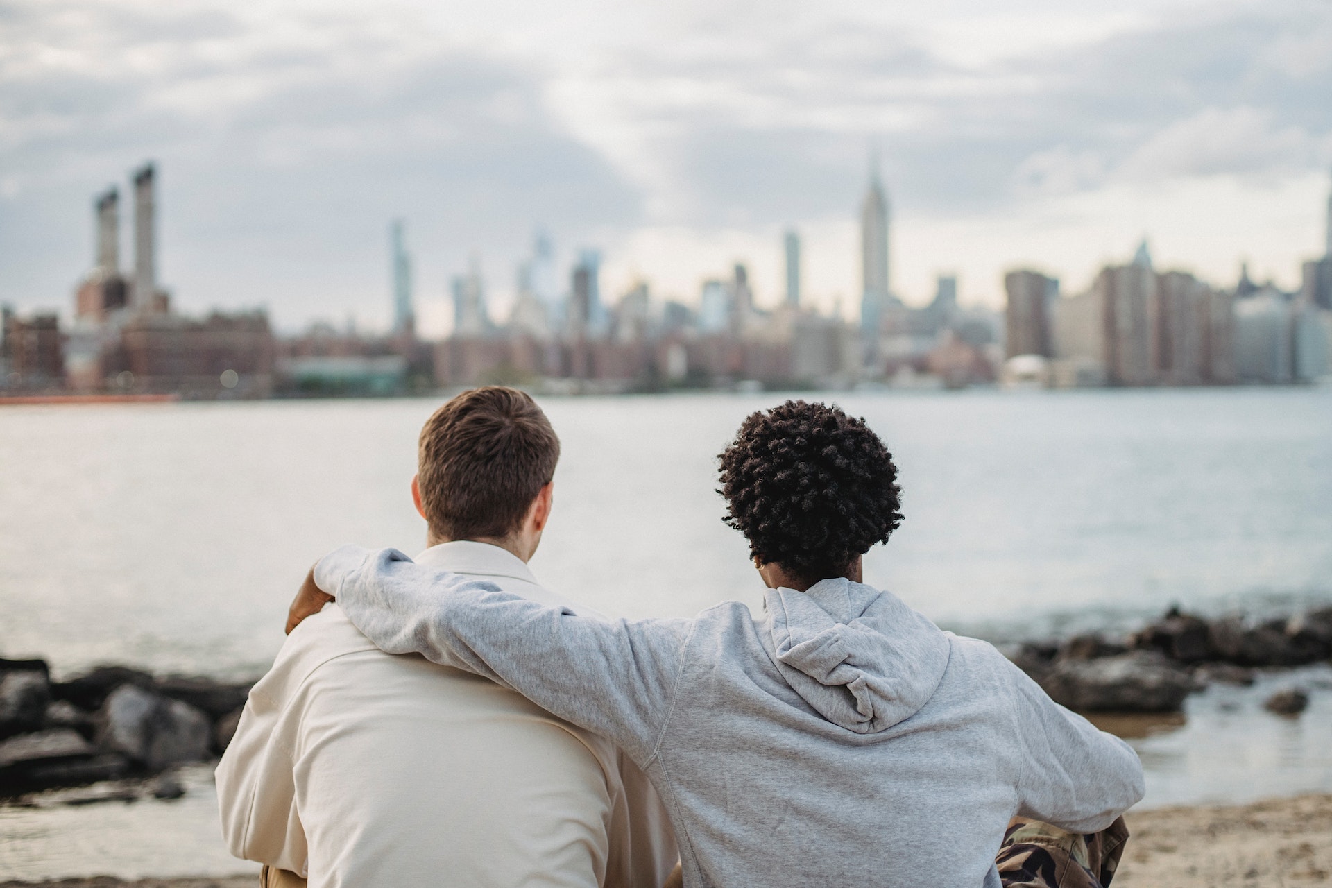 Deux hommes regardant la ligne d'horizon | Source : Pexels