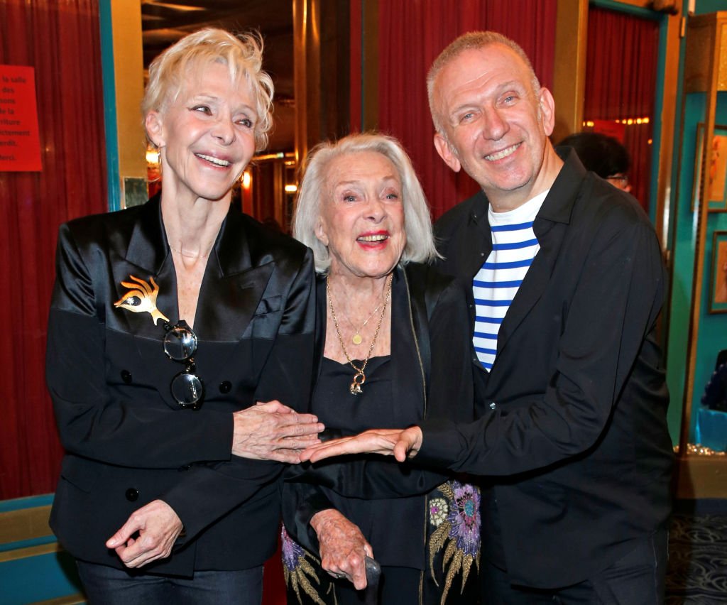  Tonie Marshall, Micheline Presle et Jean-Paul Gaultier sont photographiés pour Paris Match lors de la soirée du défilé de mode de Jean-Paul Gaultier aux Folies Bergeres le 28 septembre 2018 à Paris, France. | Photo : Getty Images