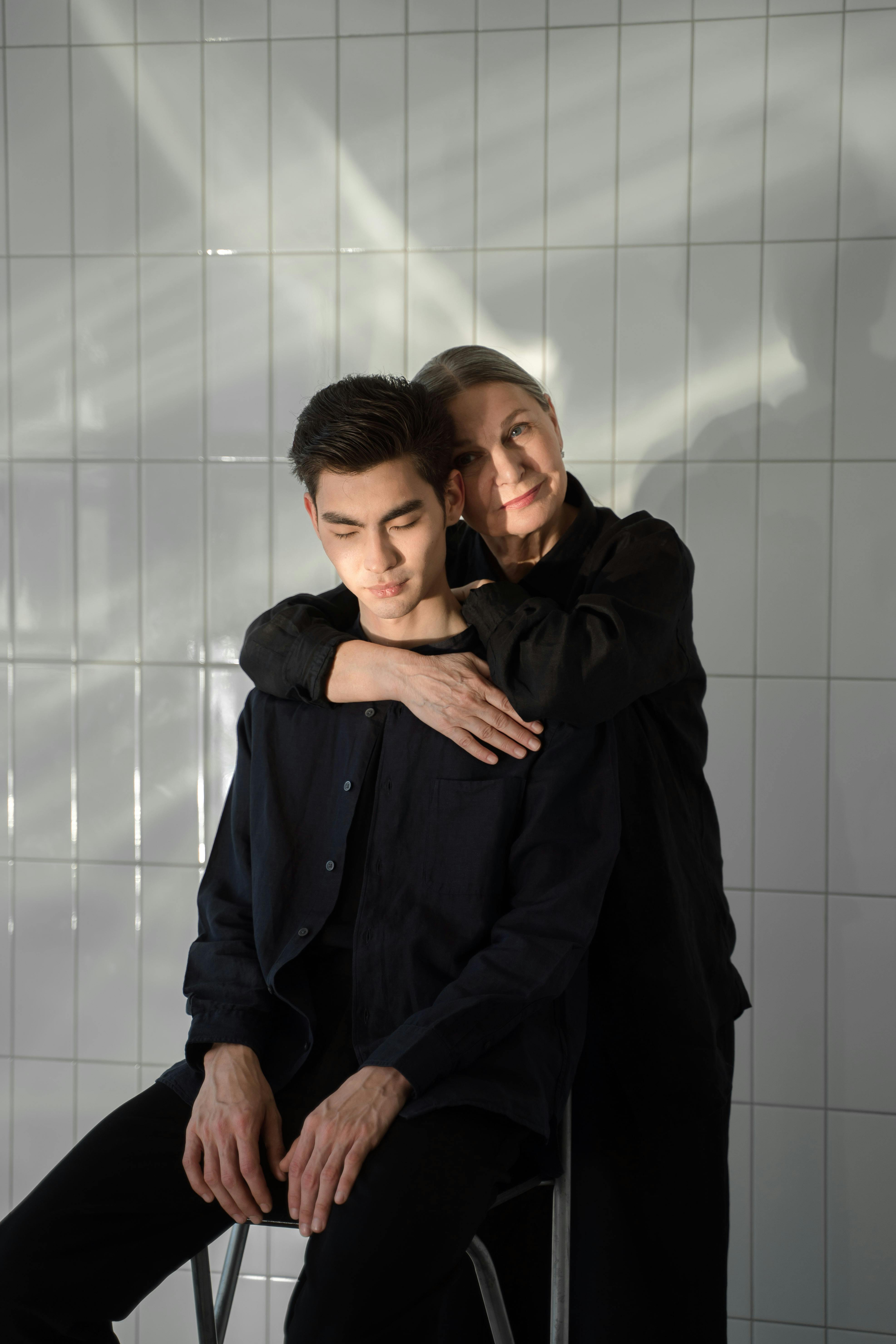 Femme posant avec son fils | Source : Pexels