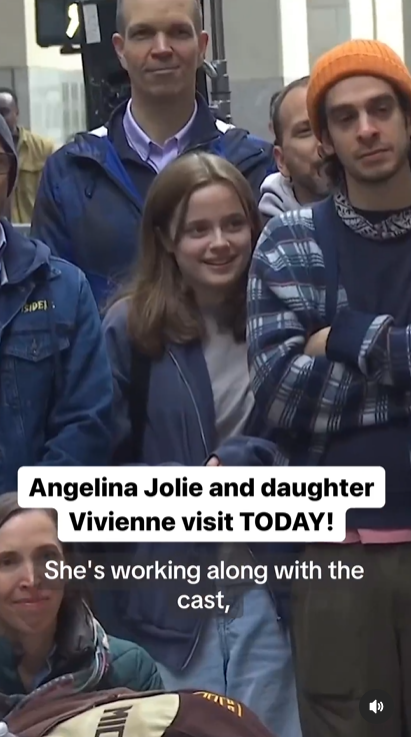 Vivienne Jolie-Pitt regarde sa mère, Angelina Jolie, être interviewée dans l'émission "Today" pour leur comédie musicale "The Outsiders", datée de mai 2024. | Source : Instagram/todayshow