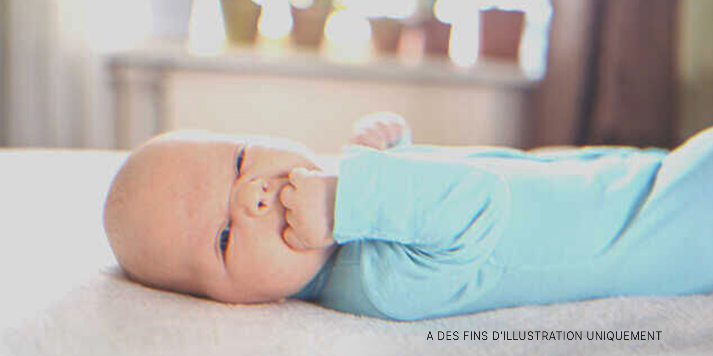 Un bébé couché dans son berceau | Source : Shutterstock