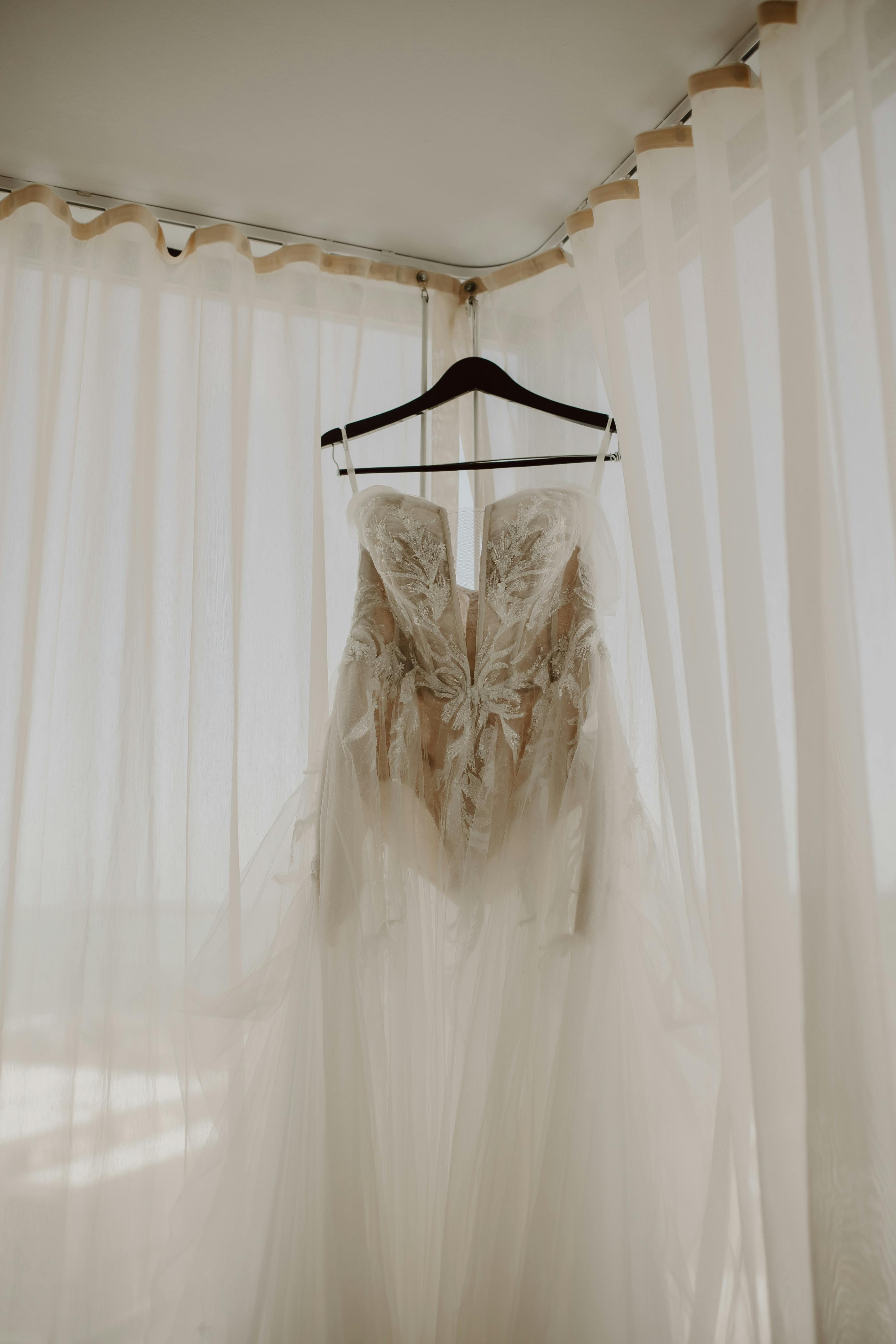 À titre d'illustration seulement. Robe de mariée sur un cintre | Source : Pexels