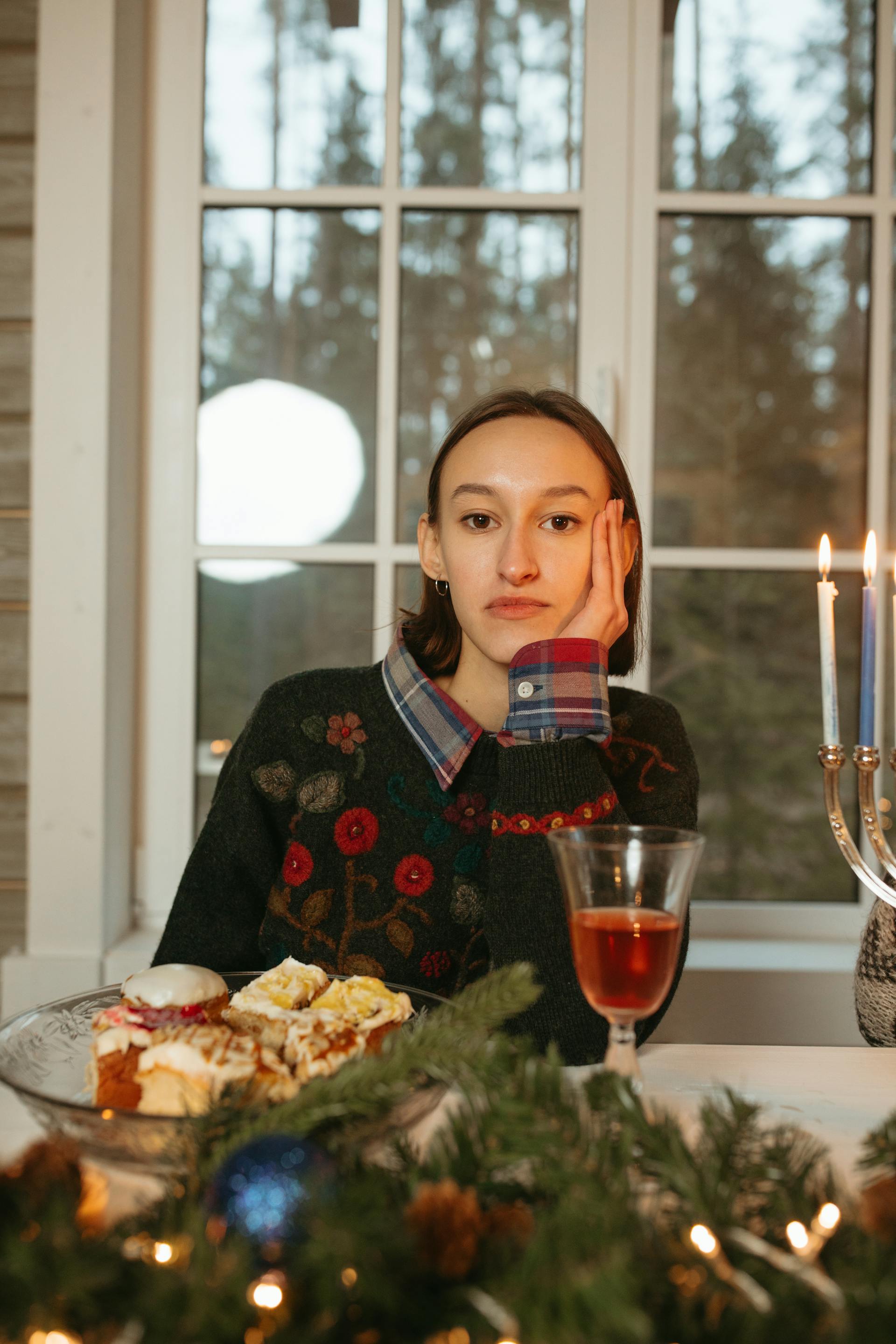 Une femme assise à une table avec une assiette de gâteaux aux fruits | Source : Pexels