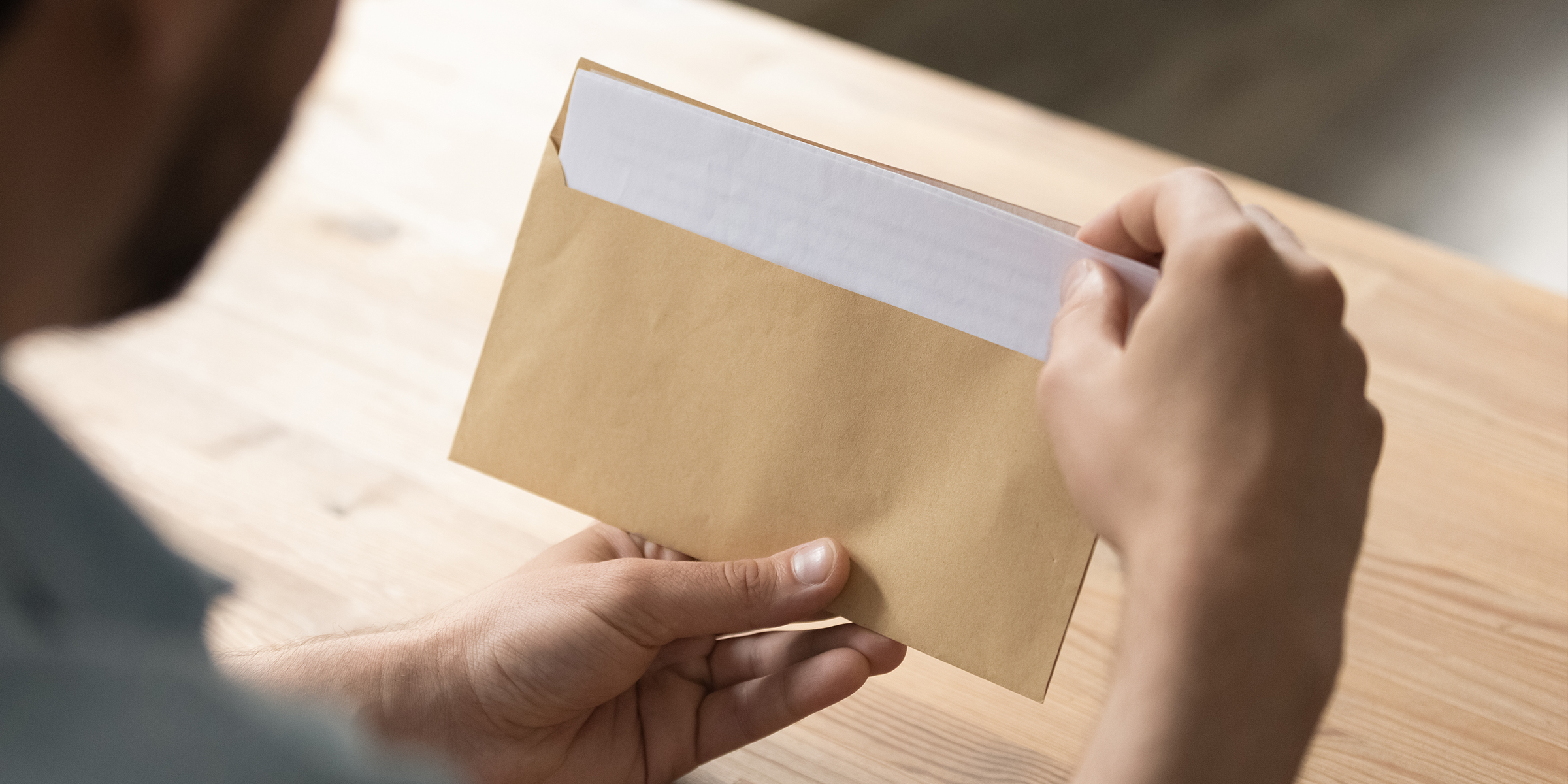 Quelqu'un ouvre une lettre | Source : Shutterstock