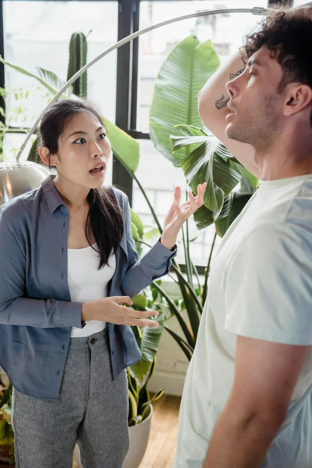 Une femme qui parle à son mari agacé | Source : Pexels