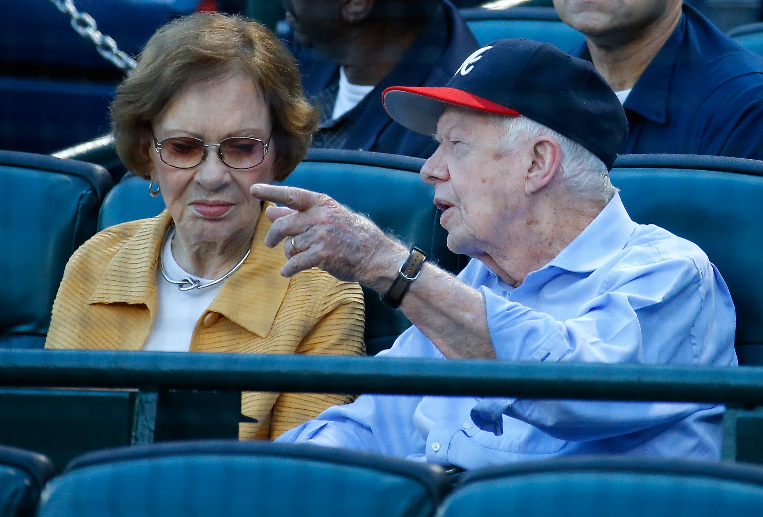 Jimmy Carter et sa femme Rosalynn au match opposant les Braves d'Atlanta et les Blue Jays de Toronto à Atlanta, en Géorgie | Photo: Getty Images