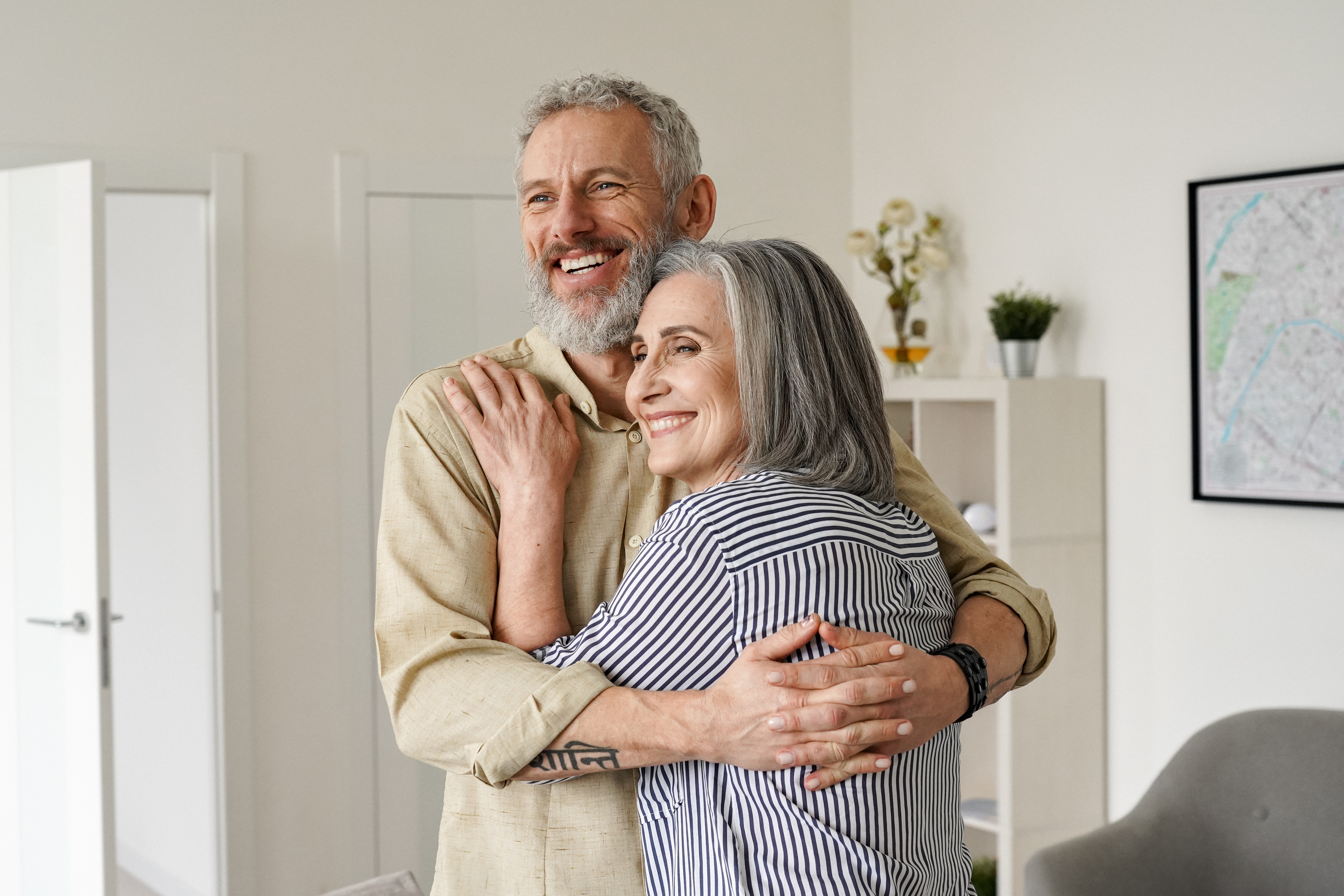 Un couple de seniors heureux s'étreint | Source : Shutterstock