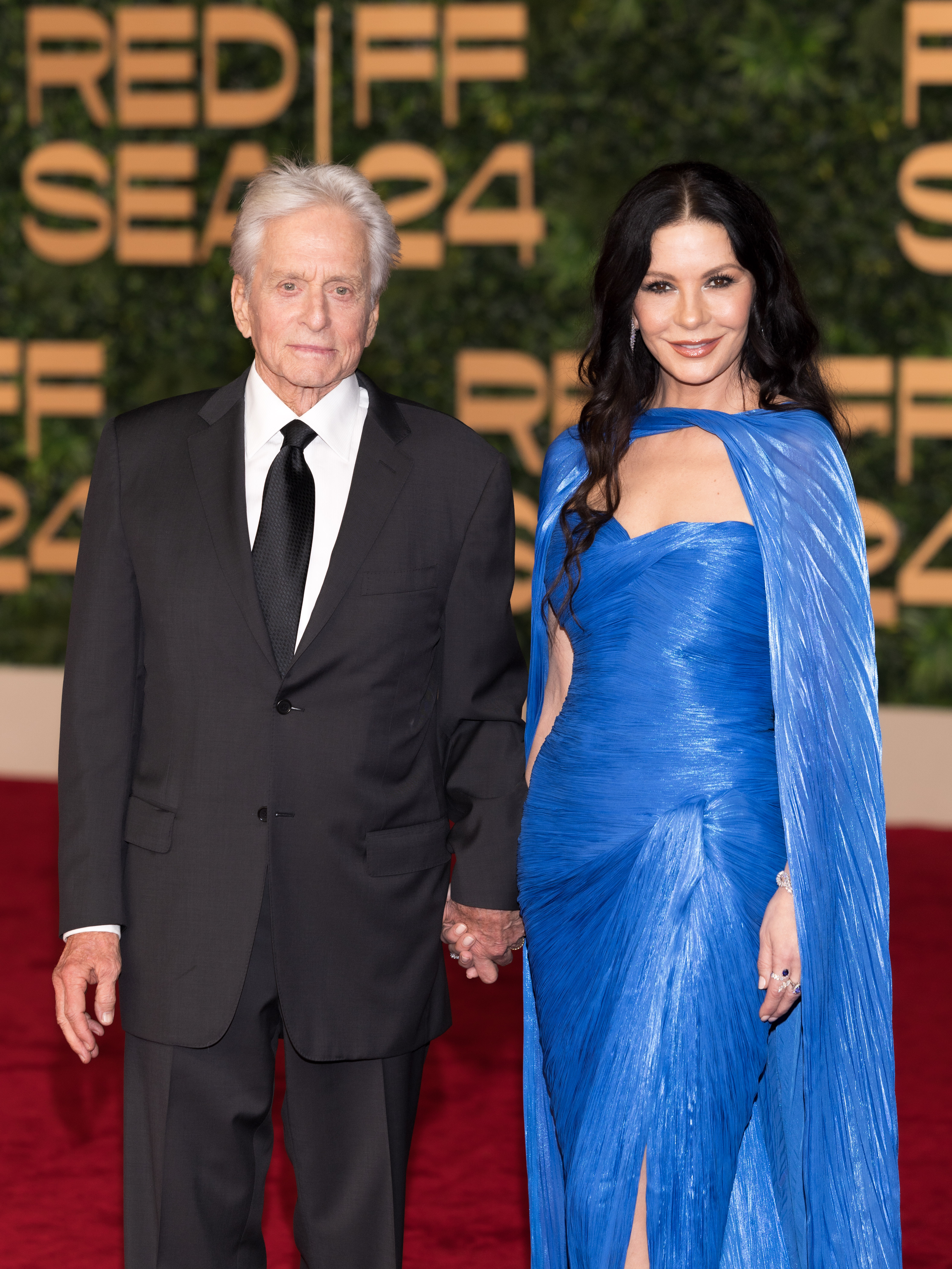 Michael Douglas et Catherine Zeta-Jones lors de la cérémonie d'ouverture du Festival international du film de la mer Rouge 2024, le 5 décembre en Arabie saoudite. | Source : Getty Images