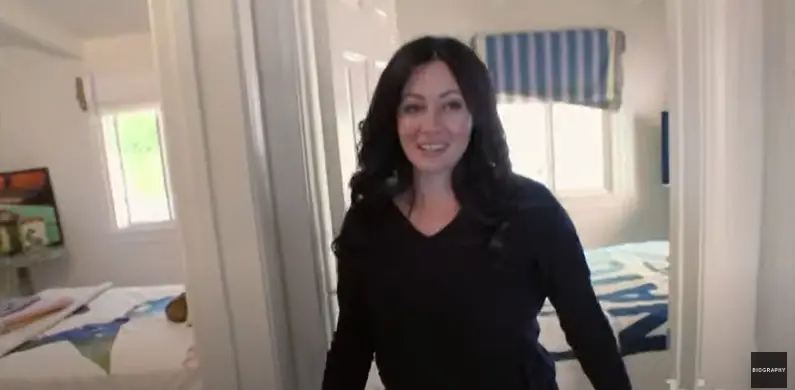 Shannen Doherty à la recherche d'une maison en 2015. | Source : YouTube/Biographie