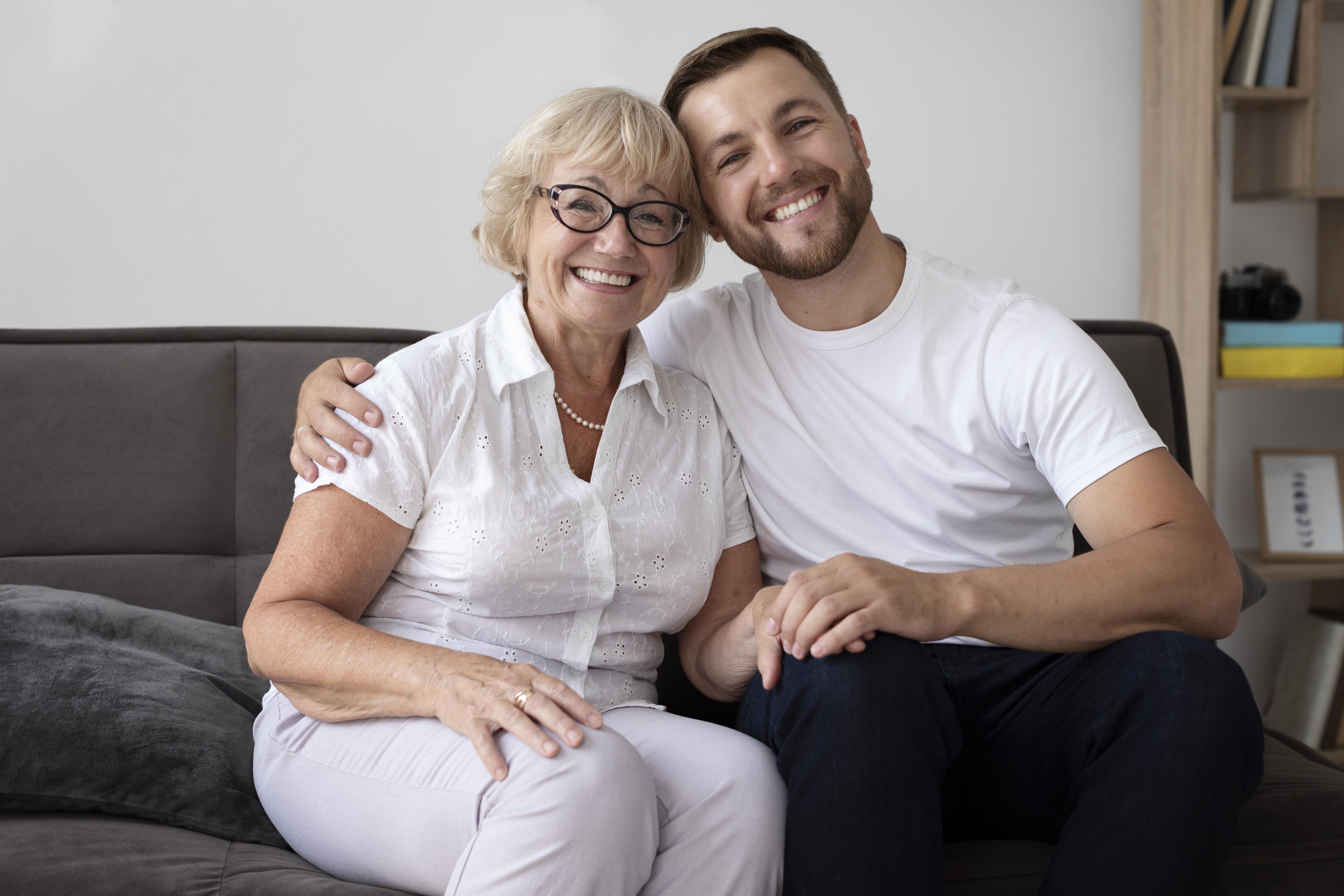 Un fils embrassant sa mère | Source : Freepik