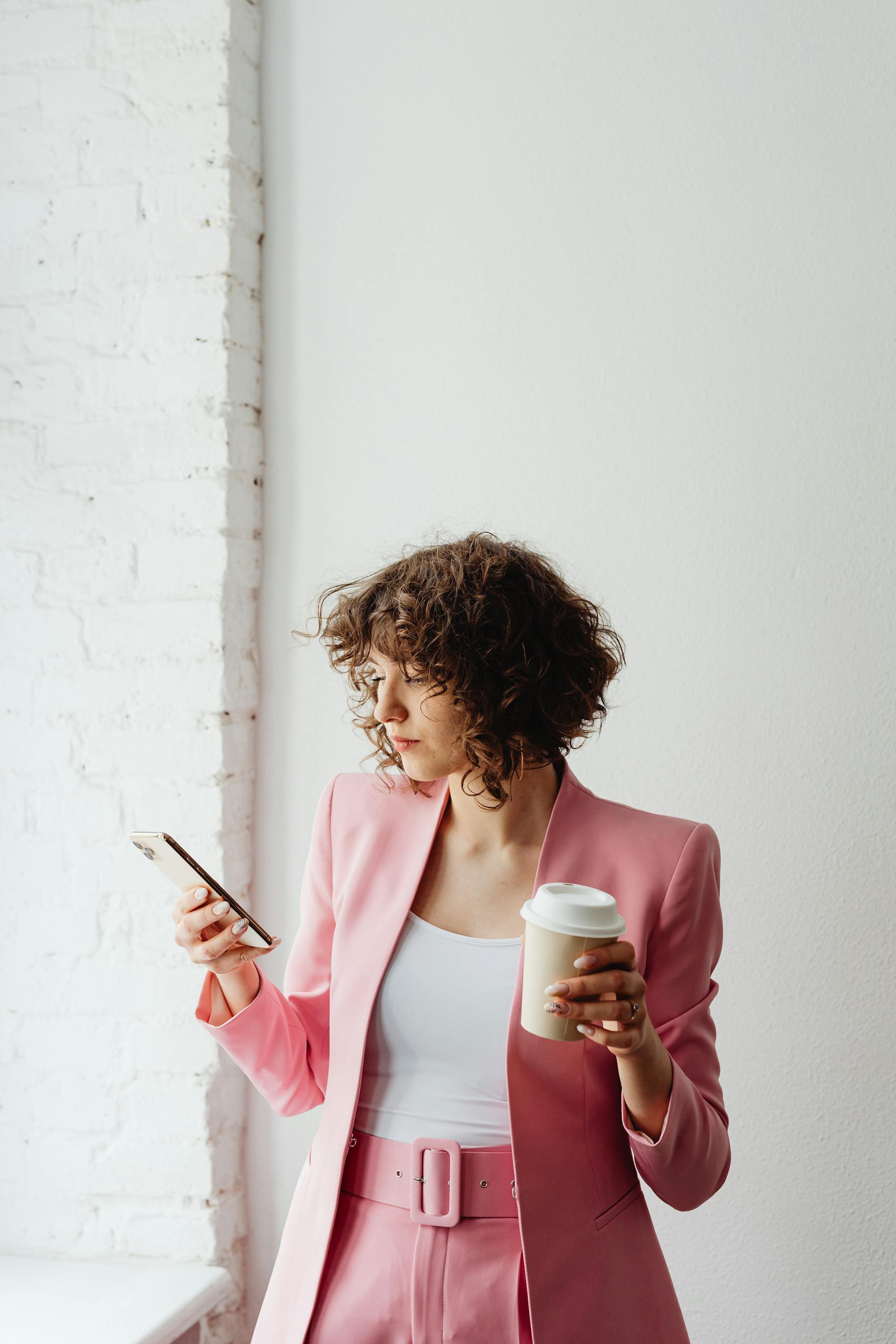 Une femme avec une attitude qui envoie des textos | Source : Pexels
