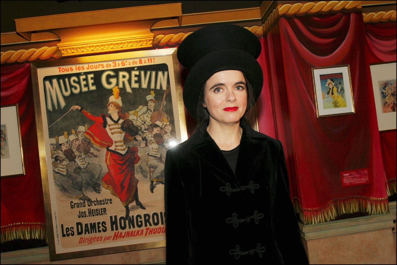 Amélie Nothomb et son mannequin de cire au Musée Grévin à Paris, France, le 04 octobre 2005. | Photo : Getty Images