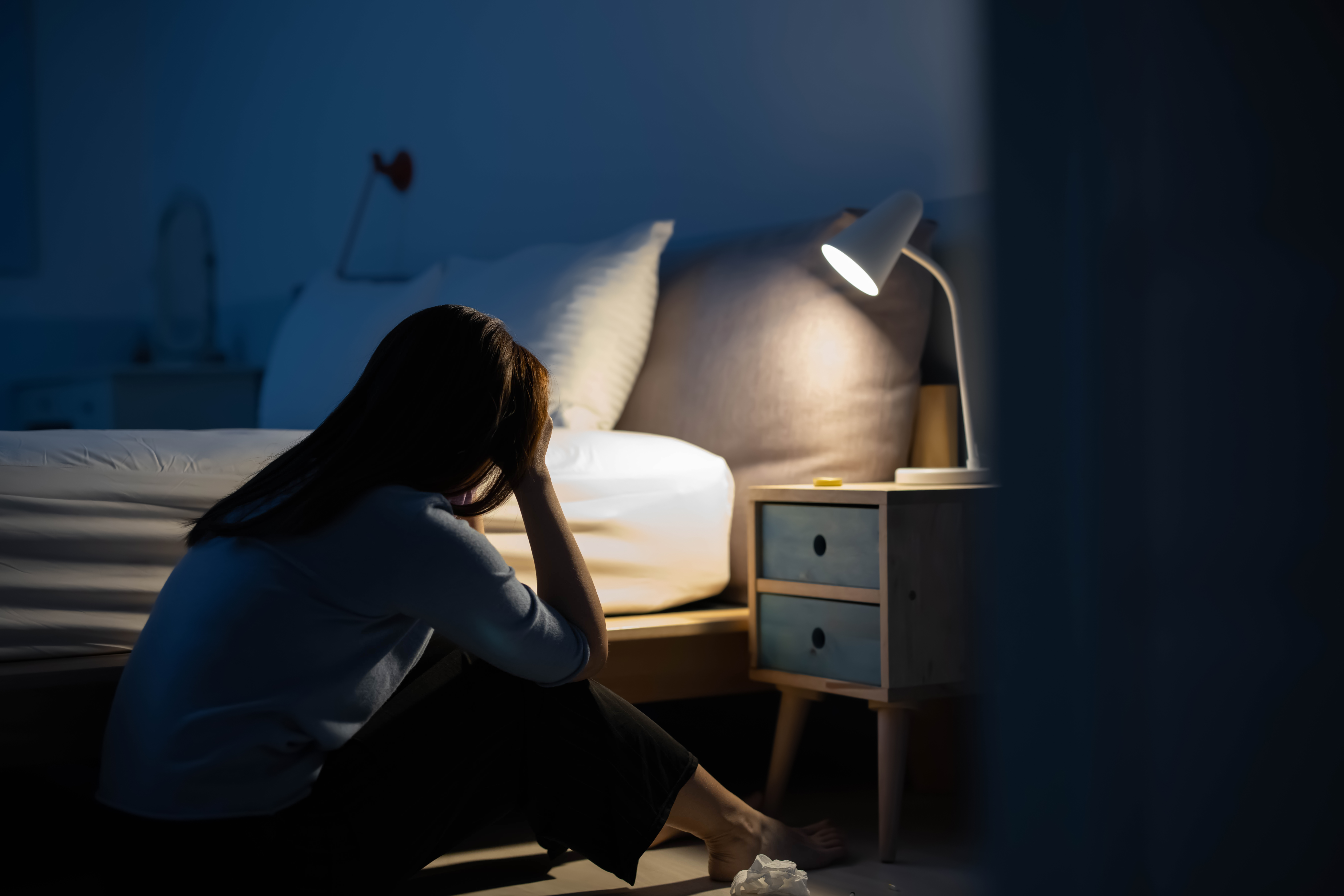 Une femme se sent déprimée dans sa chambre à coucher | Source : Getty Images