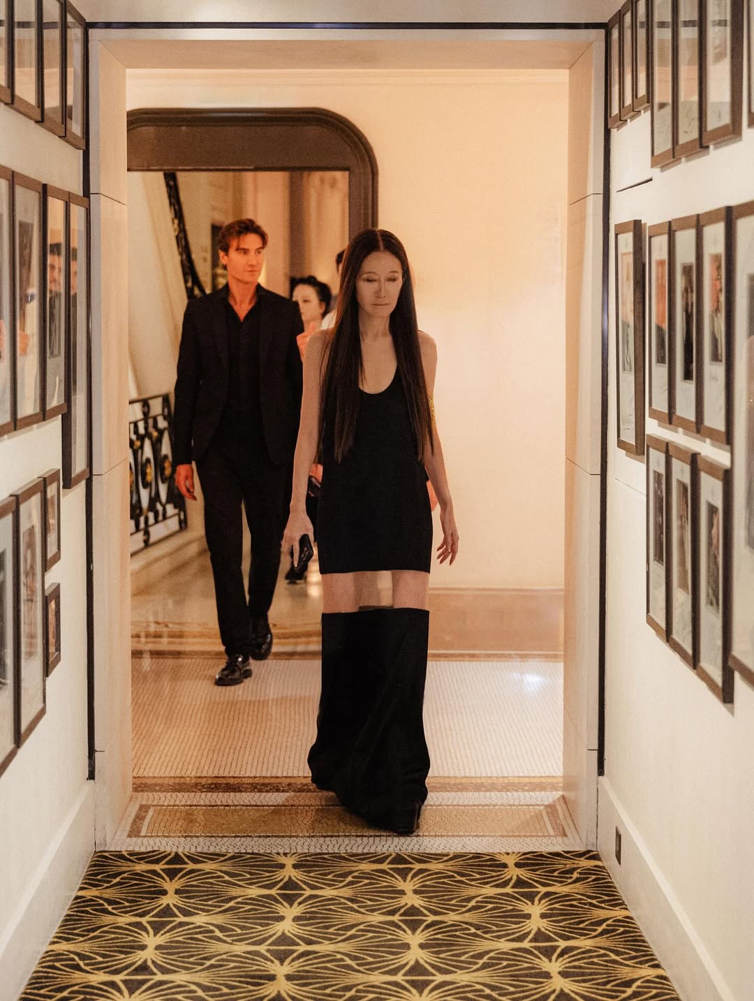 Vera Wang entrant dans le restaurant Le Relais Plaza à Paris, en France, d'après sa publication datée du 28 juin 2025 | Source : Instagram/verawang