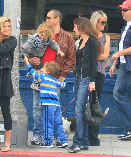 Dany Boon, son épouse et leur enfant à Venice Beach, Los Angeles. | Photo : GettyImage