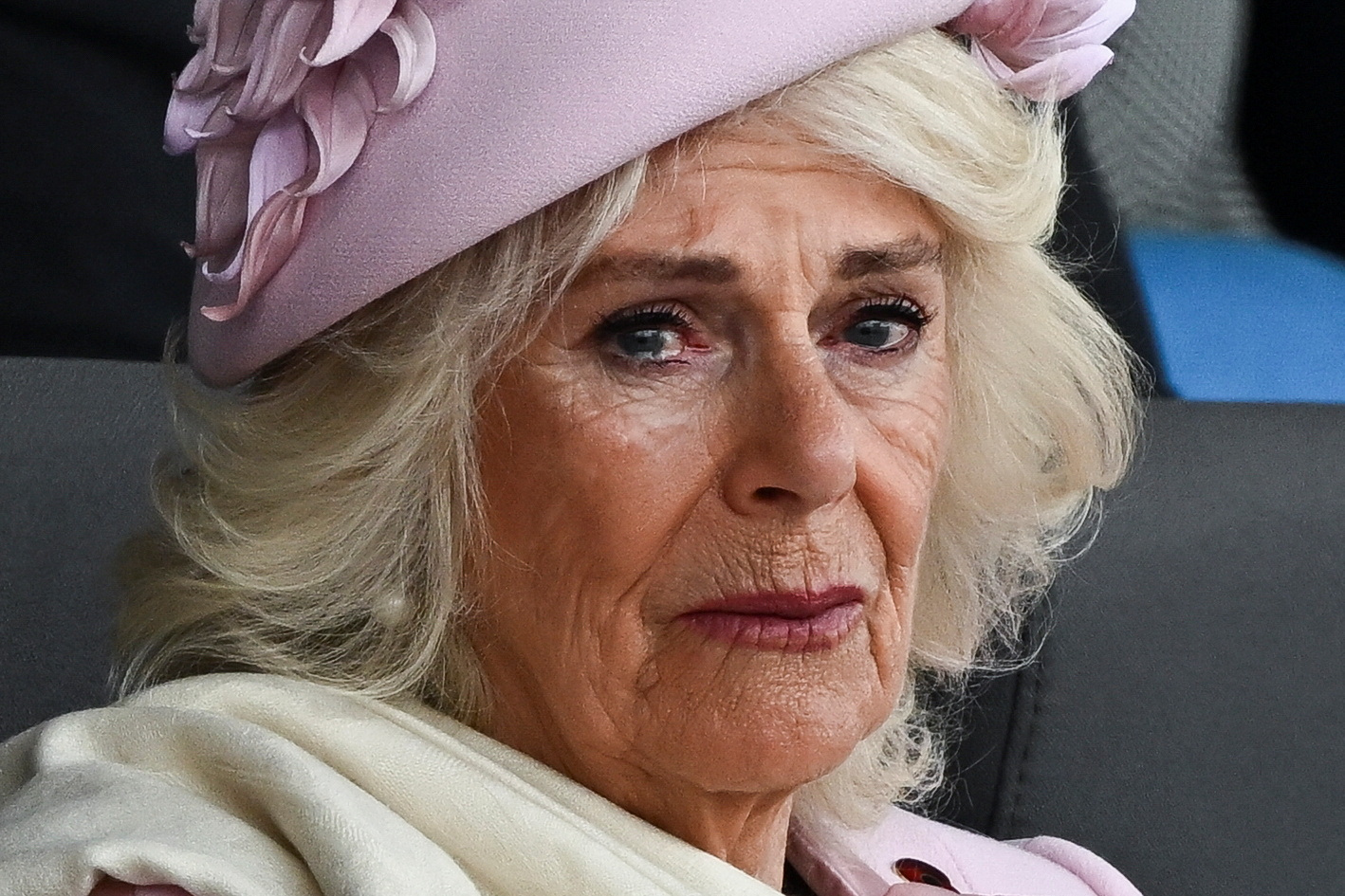 La reine Camilla réagit lors de l'événement organisé par le Royaume-Uni pour le 80e anniversaire du jour J sur Southsea Common, à Portsmouth, le 5 juin 2024. | Source : Getty Images