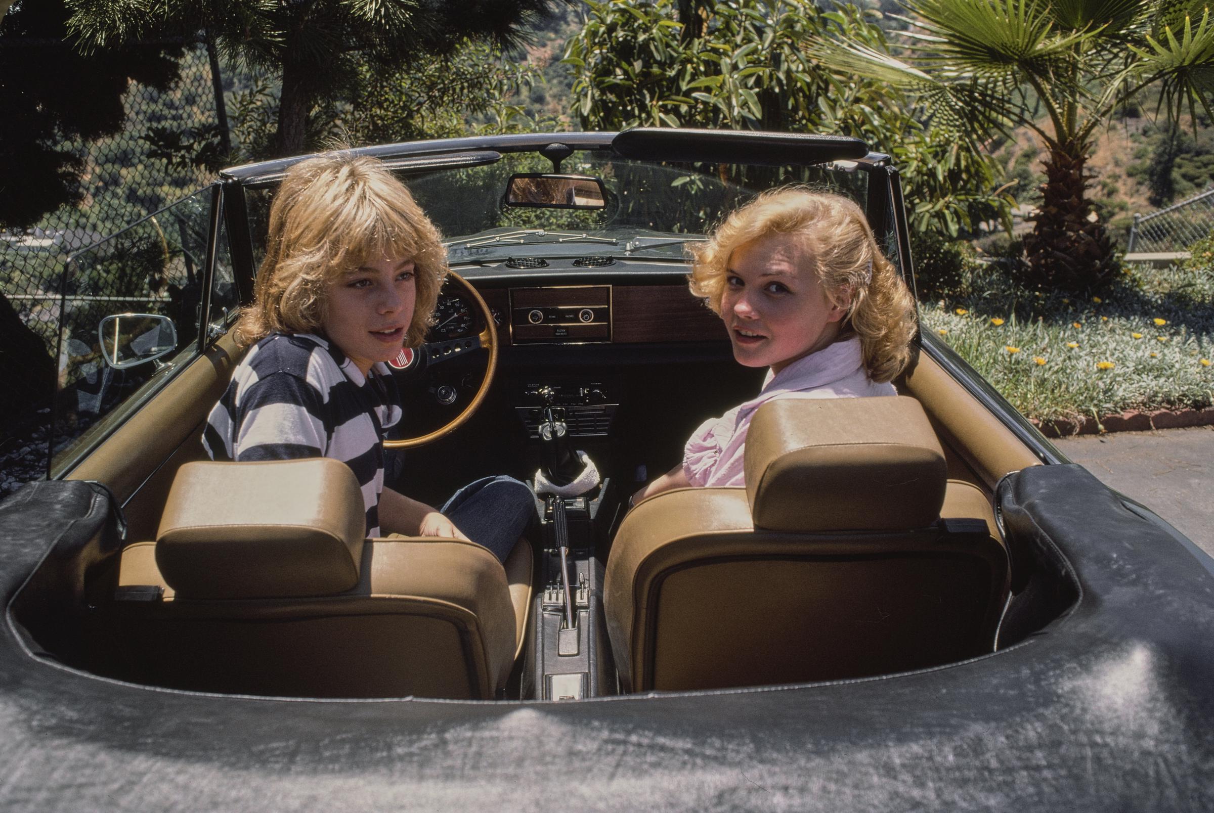 La star des adolescents photographiée avec l'actrice autrichienne Barbara May à Los Angeles, en Californie, en 1978. | Source : Getty Images