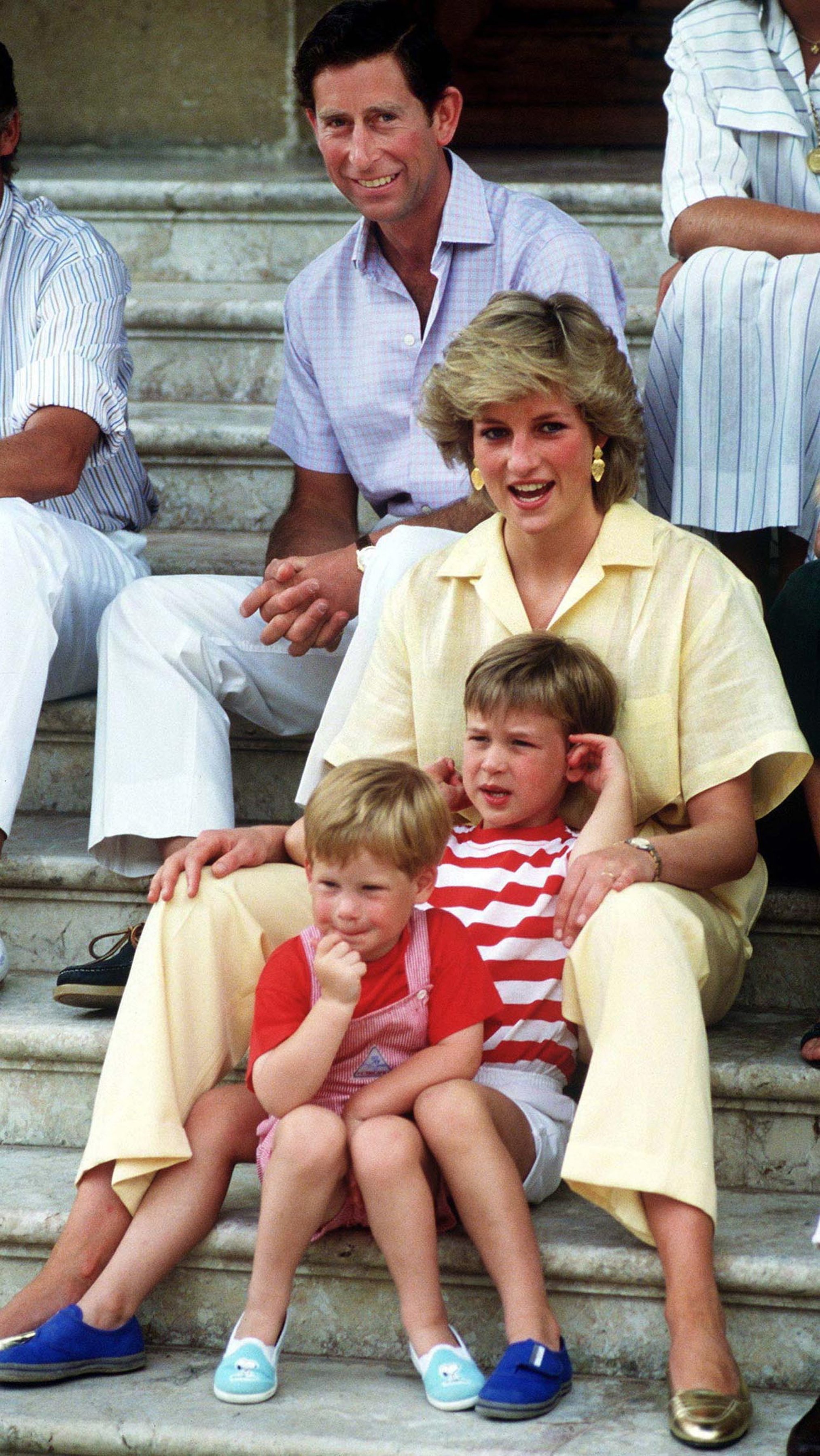 La princesse Diana et le prince Charles en Espagne avec le prince Harry et le prince William en 1987. | Source : Getty Images