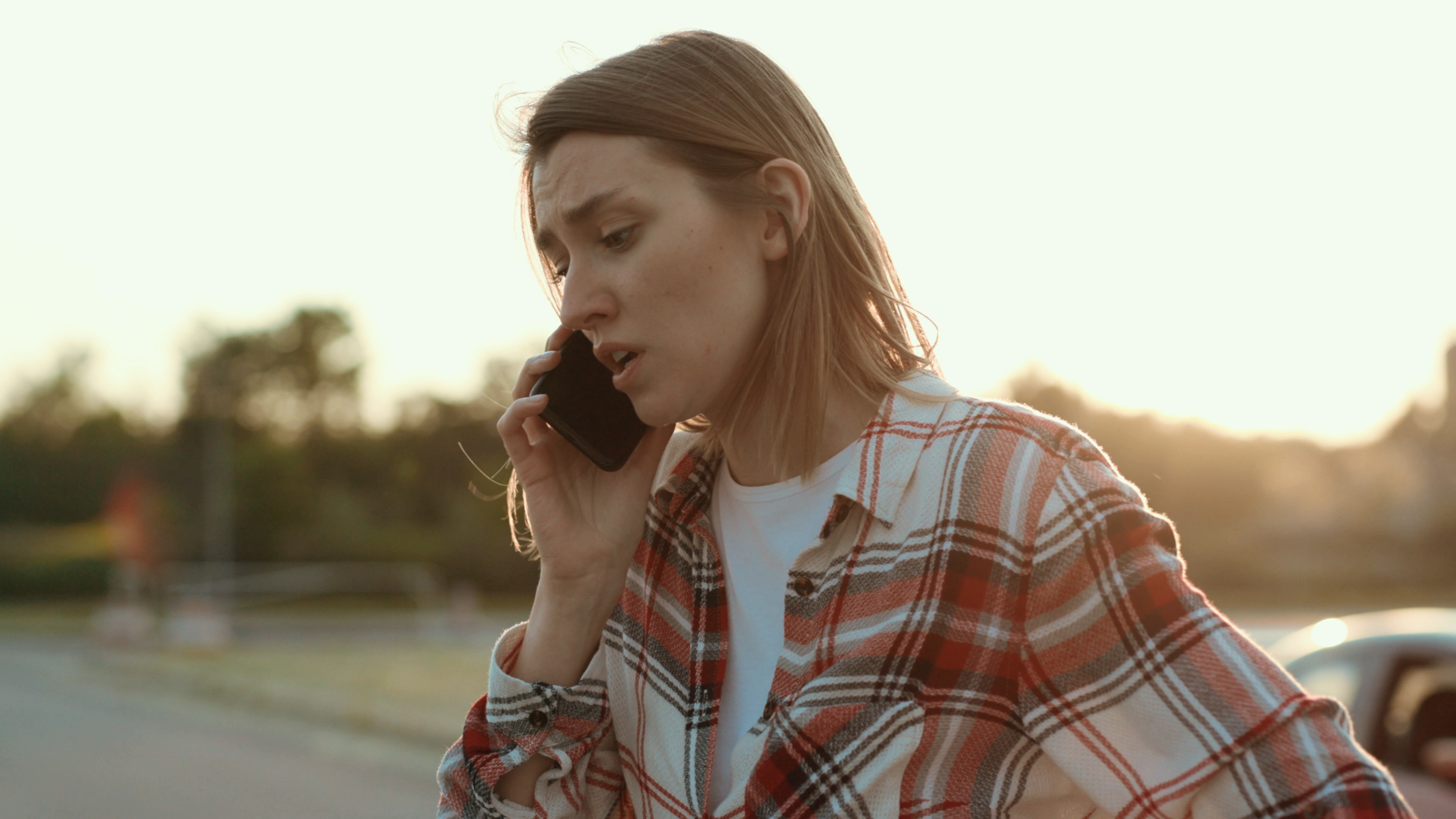 Une jeune femme inquiète qui parle au téléphone | Source : Shutterstock