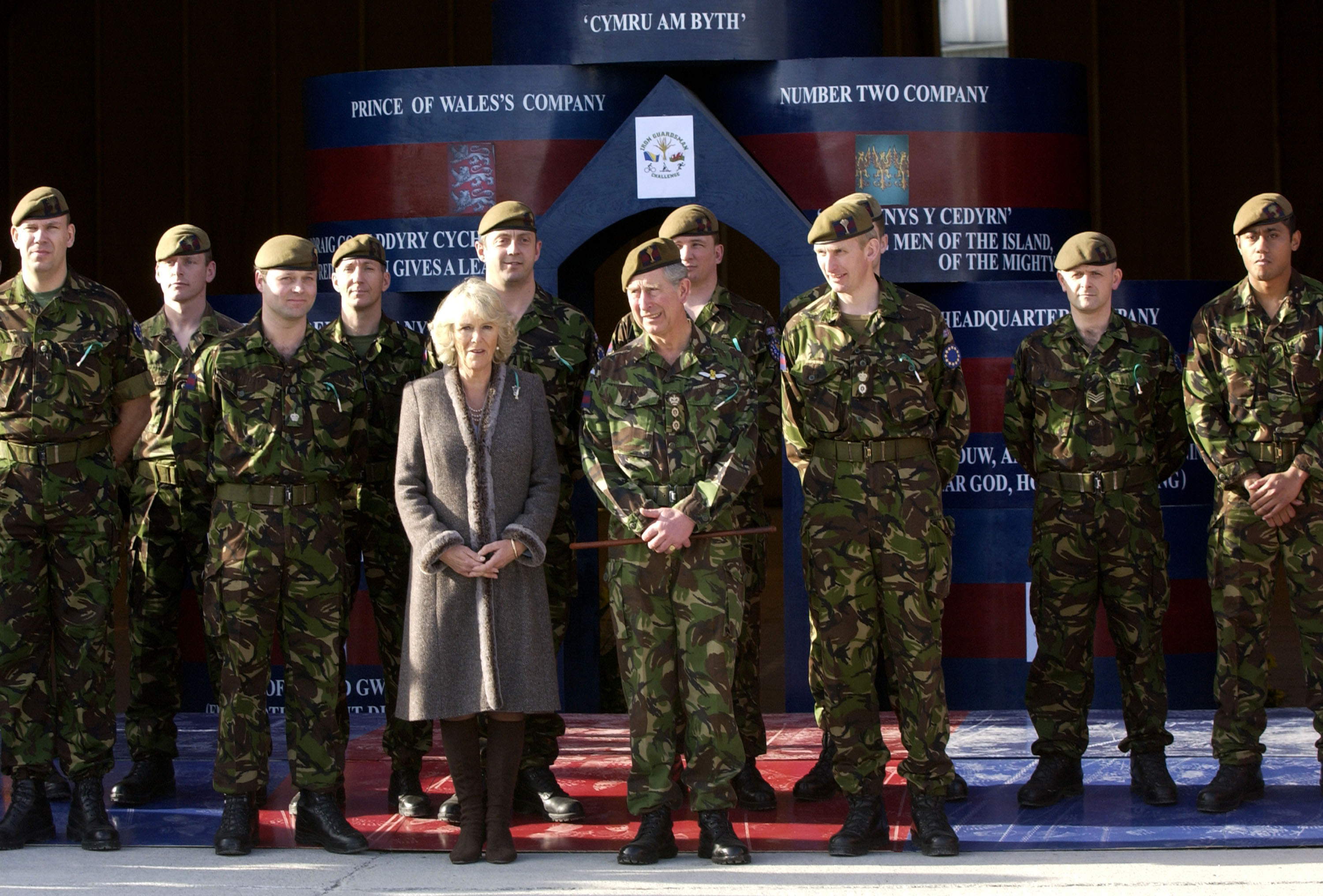 La reine Camilla et le roi Charles III rendent visite aux membres du 1er bataillon des gardes gallois en mission de maintien de la paix à Banja Luka, en Bosnie, le 1er mars 2007 | Source : Getty Images