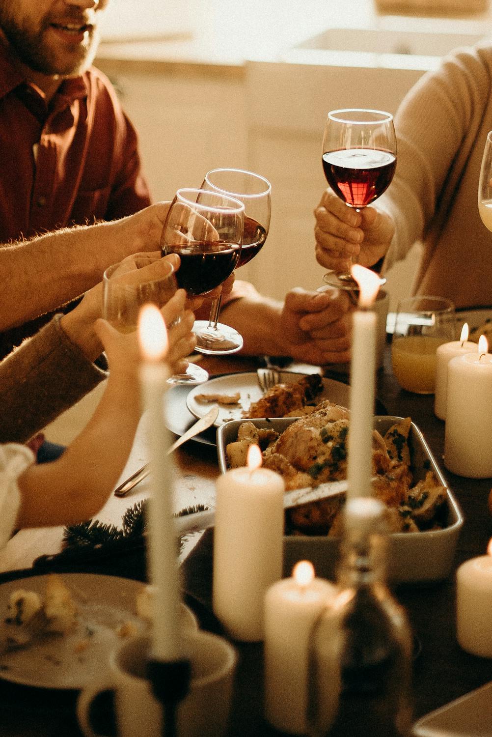 Famille portant un toast lors d'un dîner | Source : Pexels