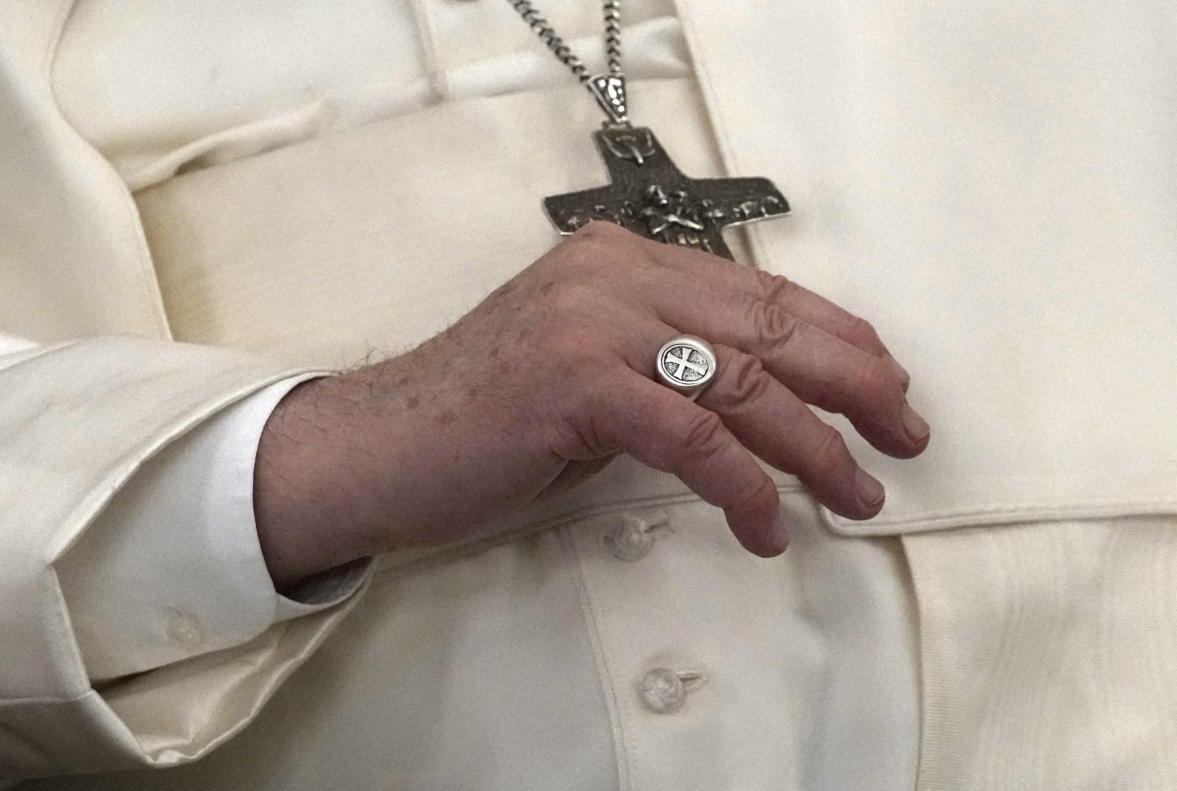 L'anneau du pape François est visible alors qu'il est assis lors de sa cérémonie d'accueil au palais présidentiel de Nicosie, le 2 décembre 2021. | Source : Getty Images