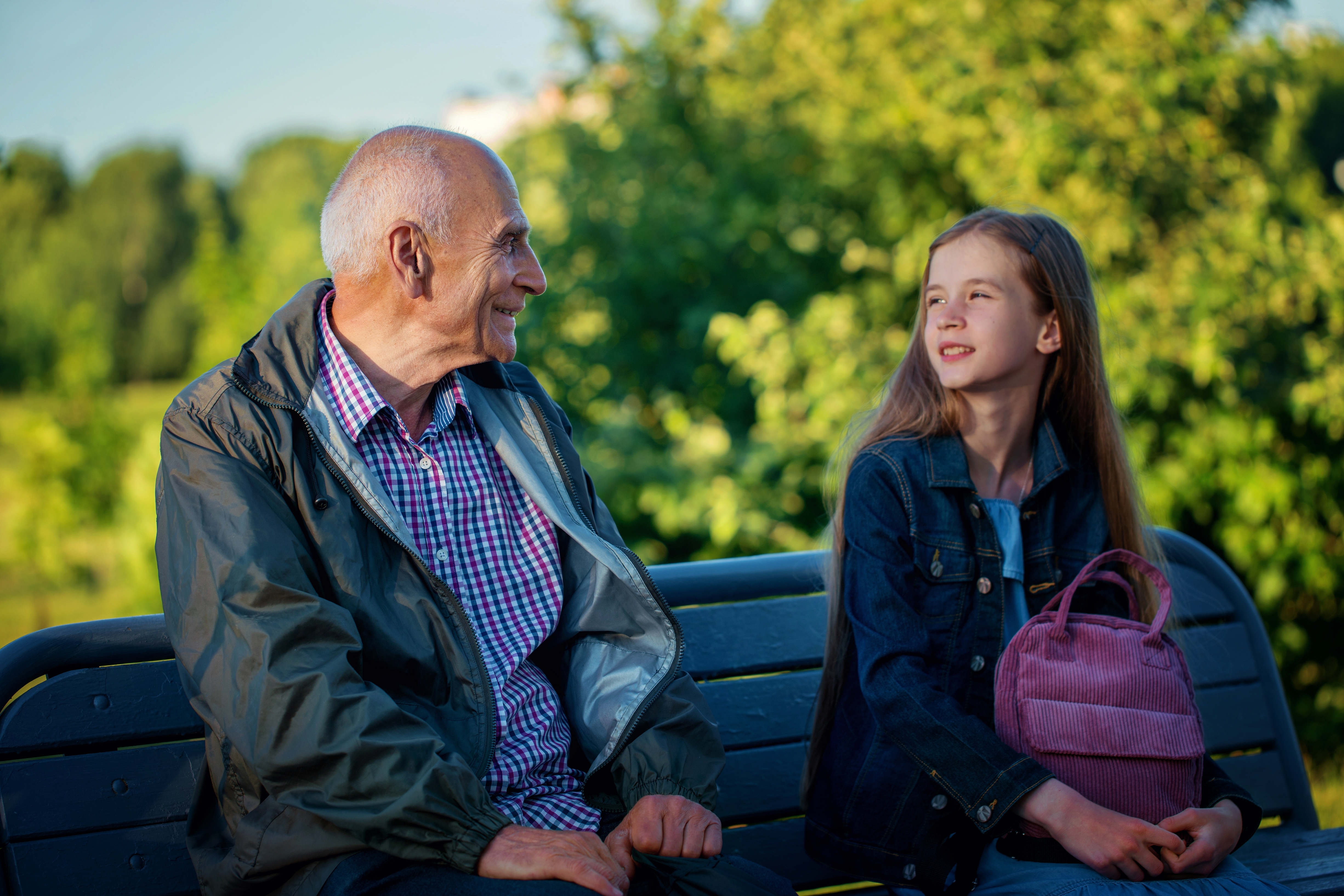 Discussion entre filles et grand-père | Source : Shutterstock