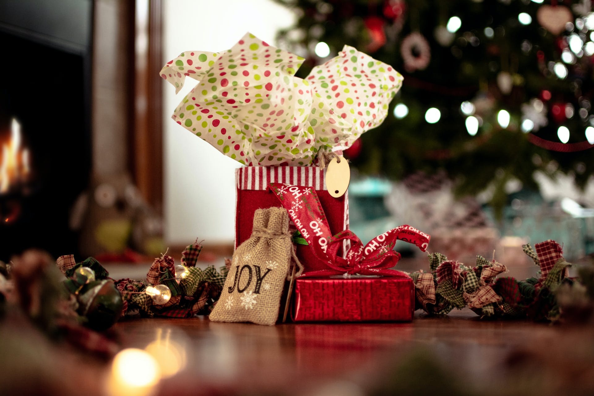 Des cadeaux de Noël empilés les uns sur les autres | Source : Pexels