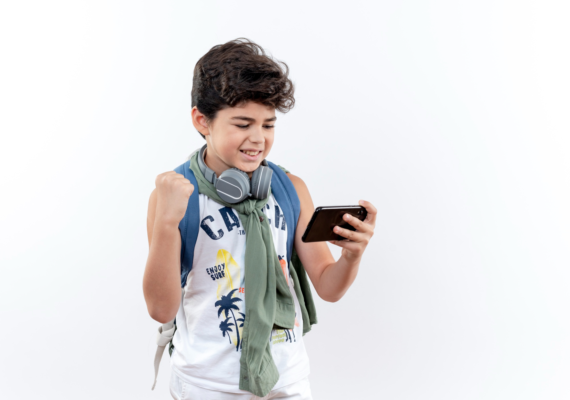 Un adolescent heureux qui fait la fête en regardant un téléphone | Source : Freepik