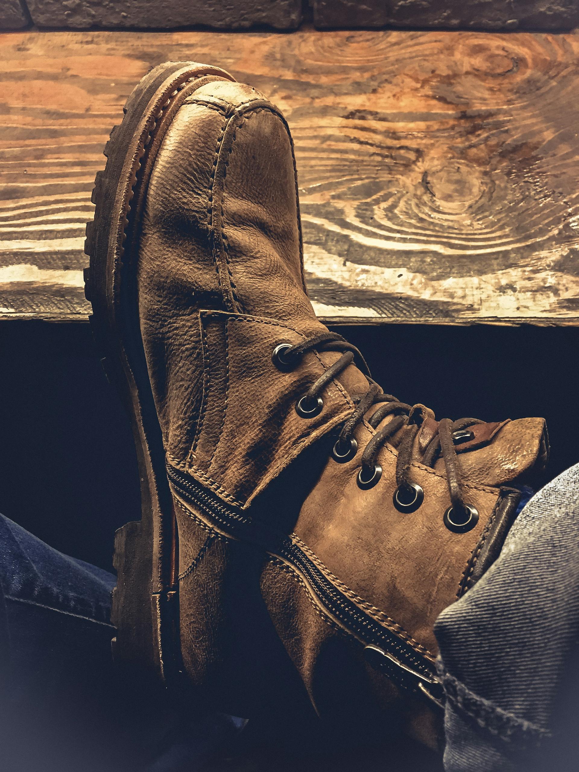 Une personne portant des bottes | Source : Pexels