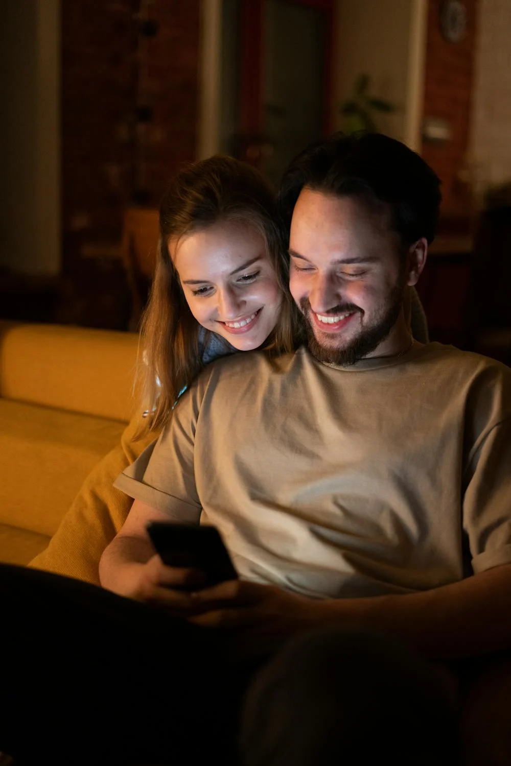 Une femme qui parle à un homme à la maison | Source : Pexels