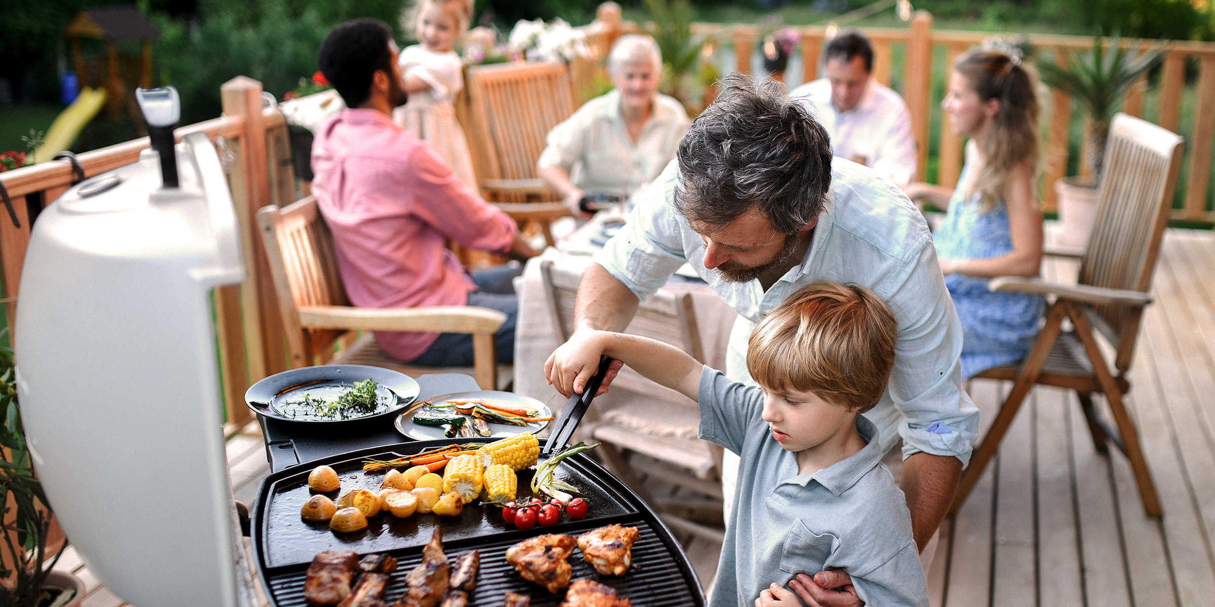 Une famille lors d'un barbecue | Source : Shutterstock