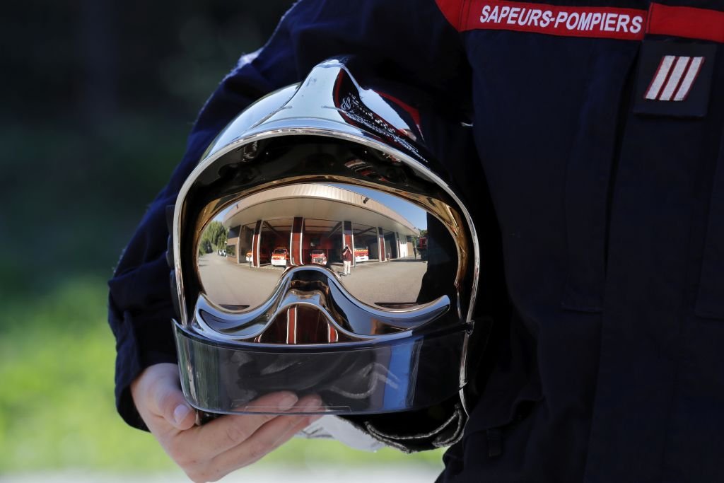 Un homme portant un casque de sapeur-pompier.| Photo : Getty Images